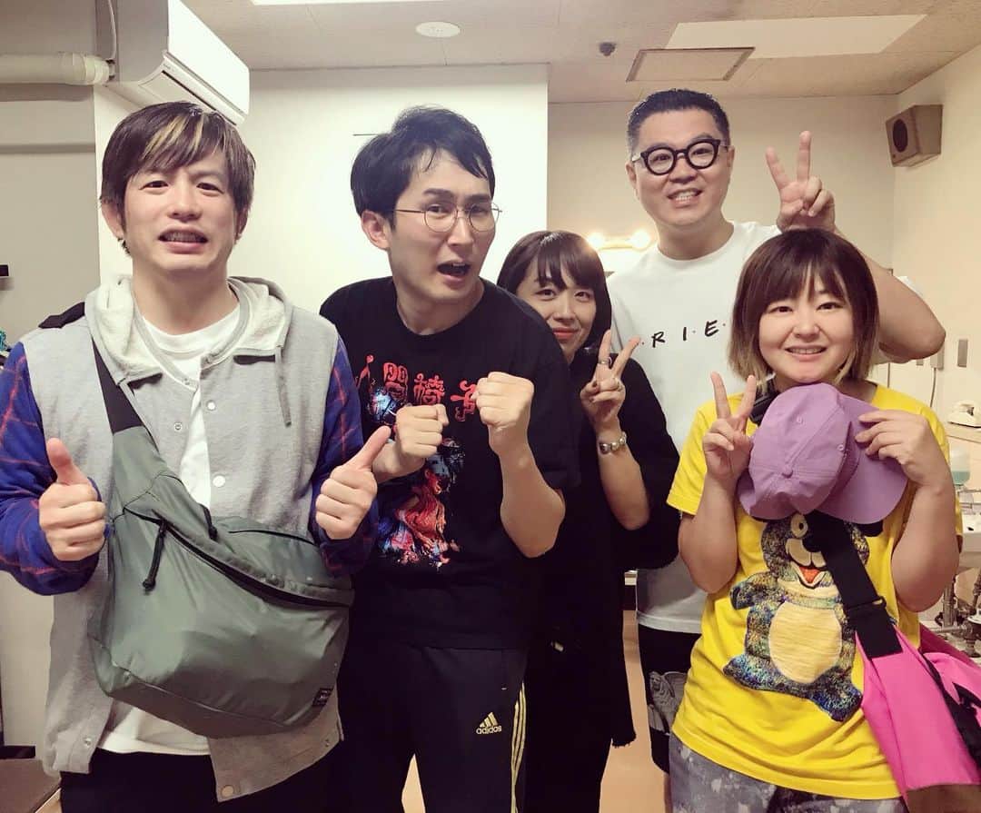 竹村真奈のインスタグラム：「シソンヌライブ「huit」 下北沢本多劇場 行ってきたー🙌 . 会場が揺れるほどの爆笑の渦。最初から最後まで惜しみなく楽しい90分。まだ明日もあるし、詳しくはかかないけど、気になってる人はまだ間に合う。 . 関西在住の方、2019年7月13日（土）～7月15日（月・祝）COOL JAPAN PARK OSAKA TTホール、チケットまだ残ってるらしい。絶対行ったほうがいい！ . わたしは8月の高知のモノクロライブにも行く予定🙌❤️ @sissonne_jiro  @sissonne_hasegawa  @imaitarou  #シソンヌ」