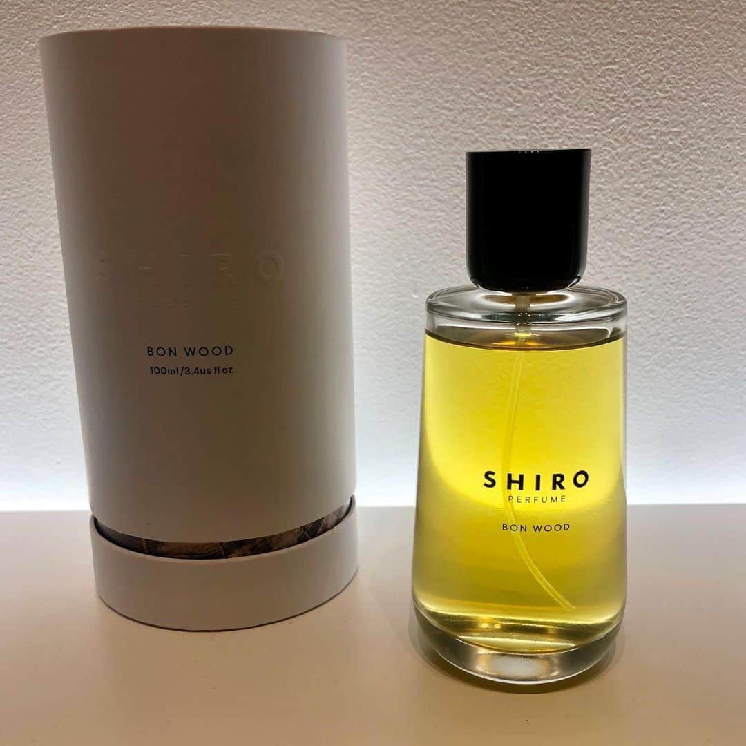 VOCE編集部さんのインスタグラム写真 - (VOCE編集部Instagram)「#SHIRO 10th🎉🎉🎉﻿ ﻿ shiroが10周年を迎え、SHIROとしてパワーアップします！﻿ 自然の素材を使って、上質な化粧品を作っていくのは従来通りですが、﻿ パッケージやロゴも変わって、心機一転、グローバルブランドとして羽ばたくのだそう〜✨﻿ ますます気になるブランドですね😊﻿ ﻿ 🌿ジンジャーリップスティック 全10色 各¥4000（9/20発売）﻿ SHIRO初のリップスティックは、﻿ 人気のジンジャーリップバターのスティックタイプ、仕上がりはセミマット。﻿ ジンジャー効果で潤いを与えてくれながら、縦ジワもケア。﻿ 可愛いだけじゃない、ケア効果も高いリップスティックに注目です。﻿ イチオシカラーは、9107のガーネット、9108のヴィンテージブラウン。﻿ ﻿ 🌿ジンジャーリッププライマー ¥3500（9/20発売）﻿ ジンジャーリップスティックの発売に合わせて、﻿ よりリップを美しく映えさせてくれるプライマーも登場。﻿ ジンジャーパワーで、乾燥知らずの唇をキープして。﻿ ﻿ 🌿ジンジャーリップバター 新2色 各¥3800（9/20発売）﻿ SHIRO初のメタリックカラー！﻿ 右が9105のシナモン、左が9106のブロンズです。﻿ ジンジャーリップスティックと重ねて使うのもオススメ。﻿ ﻿ 🌿シロ パフューム 全12種 各100ml ¥15000（10/25発売）﻿ 世界各国のパフューマーがそれぞれに気に入った香りを作るという、﻿ ひとつひとつにストーリー性のあるパフュームです。﻿ SHIROといえば、やっぱりパフューム、という方も多いのでは？﻿ 新しい香り、ぜひお試しいただきたいです。﻿ イチオシはBON WOOD。﻿ ﻿ 🌿ニーム オイルインセラム 30ml ¥16000（10/3発売）﻿ ニームとは、アーユルヴェーダでは「奇跡の木」と呼ばれる植物。﻿ その葉のエキスと種のオイルで作られたオイルインセラムは、﻿ 活性酸素を抑制してくれる効果があるそう。﻿ 二層式になっていて、上の量の多い方がオイルになっており、﻿ 下層に、ニームと共にコンブのエキスも配合されています。﻿ ﻿ 🌿ニーム  フェイスマスク 20ml×5枚 ¥10000（10/3発売）﻿ 20mlもの量のエキスが入っているのに、液だれしない！﻿ 濃密なマスクはスペシャルケアにどうぞ。﻿ （ウェブサイト担当M） ﻿ －－－－－－－－－－－－－－－－－－－－﻿ VOCEのinstagramでは新作コスメ情報やメイクテク、撮影舞台裏を毎日お届け！﻿ ぜひフォロー&チェックして！！﻿ 👉 @vocemagazine ﻿ ﻿ #voce#vocemagazine﻿ #ヴォーチェ #新作コスメ #コスメマニア #コスメ好きさんと繋がりたい #VOCEおすすめコスメ #VOCE新作コスメ #シロ #しろ #ニーム #ニームフェイスマスク #フェイスマスク #ニームフェイスオイルインセラム  #オイルインセラム #シロパフューム #パフューム #ジンジャーリップバター #リップバター #ジンジャーリッププライマー #リッププライマー #ジンジャーリップスティック #リップスティック #SHIRO10th #シロ10周年」7月6日 21時26分 - vocemagazine