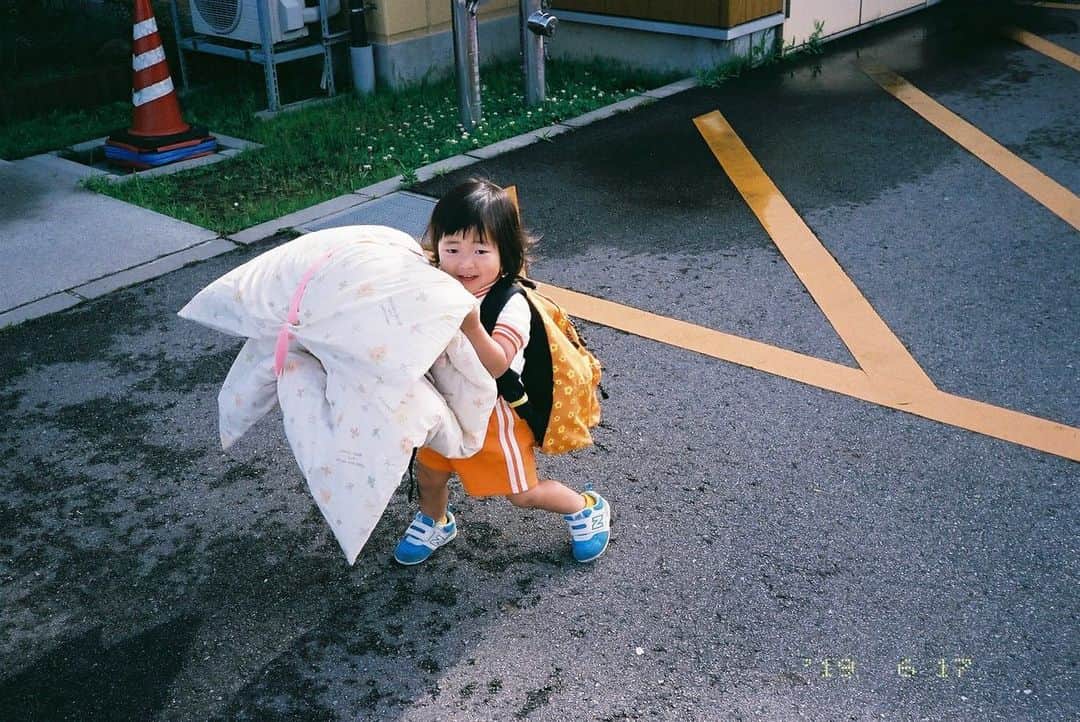 kazuyukikawaharaさんのインスタグラム写真 - (kazuyukikawaharaInstagram)「子供たちの毎日を写真に残している。抱えきれないお昼寝布団、氷入りのお茶が入った水筒、保育園の玄関に咲いていた紫陽花、風呂上がりのおでこの冷えピタ、夕焼けとガリガリ君、ピンぼけの繋いだ手。夏が始まった。 #KLASSE #fujifilm  #film」7月6日 21時33分 - kazuyukikawahara