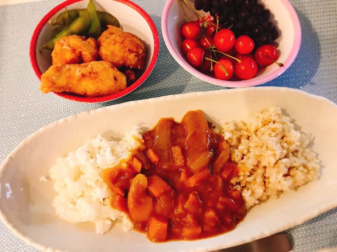 熊田曜子さんのインスタグラム写真 - (熊田曜子Instagram)「#おうちごはん #lunch #白米と玄米のカレーライス #塩麹唐揚げ #枝豆 #ぶどう #さくらんぼ」7月6日 21時29分 - kumadayoko