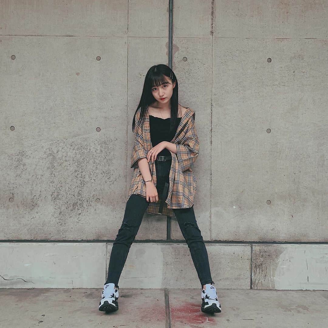 のインスタグラム：「今日は好きなチェックシャツにした❤︎ ・ ・ ・ お久しぶりの握手会ありがとうございました！！楽しかった(๑˃̵ᴗ˂̵) LOVE ・ ・ #私服 #やんコーデ #シャツコーデ #チェックシャツ #プチプラコーデ #スピンズ #17kg #bershka #nike」