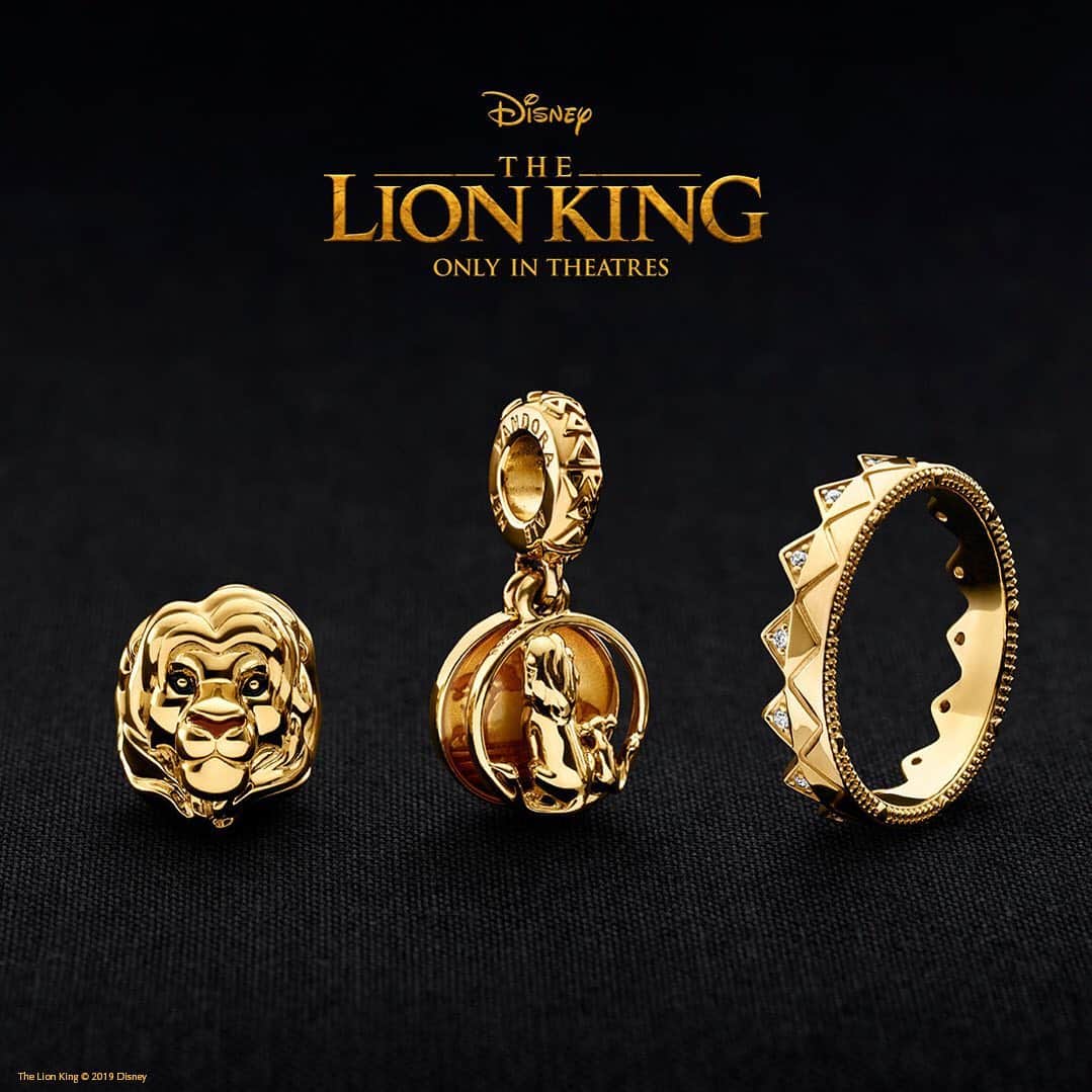 のインスタグラム：「The heart-warming connection between the kings of the Pride Lands has touched the hearts of generations of Disney's The Lion King fans. Proudly display the Disney Simba and Mufasa dangle charm or the Disney Simba charm with a detailed mane. Complete the look with a delicate crown ring. See #TheLionKing only in theatres. #DISNEYxPandora」