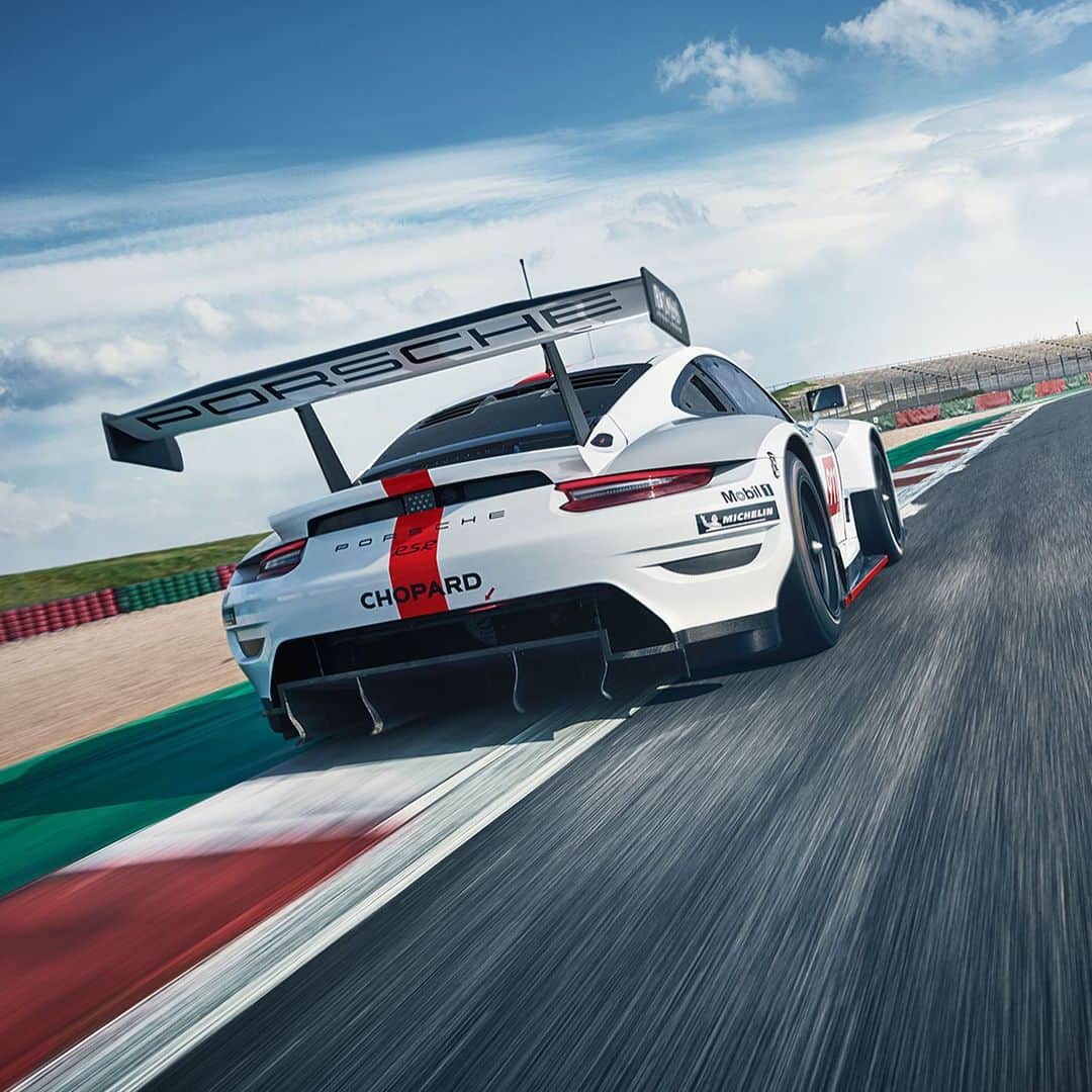 Porscheさんのインスタグラム写真 - (PorscheInstagram)「If the three digits 911 are the epitome of the sports car, then the addition RSR stands for the ideal image of an endurance race car. Welcome to the team: the new 911 RSR. #TeamPorsche #911RSR #PorscheFoS」7月6日 21時41分 - porsche