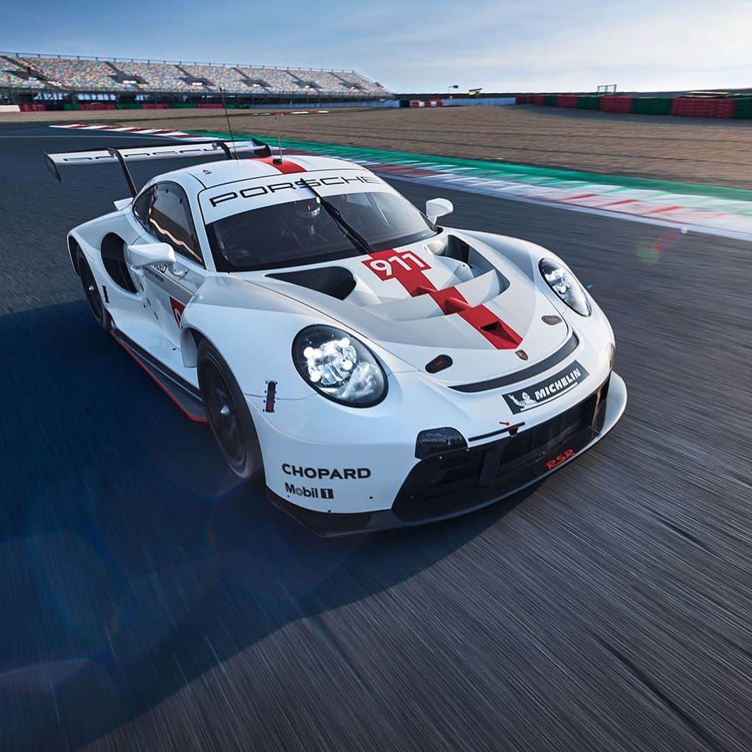 Porscheさんのインスタグラム写真 - (PorscheInstagram)「If the three digits 911 are the epitome of the sports car, then the addition RSR stands for the ideal image of an endurance race car. Welcome to the team: the new 911 RSR. #TeamPorsche #911RSR #PorscheFoS」7月6日 21時41分 - porsche