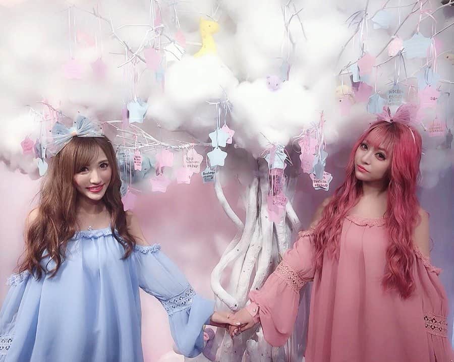 寿リリカさんのインスタグラム写真 - (寿リリカInstagram)「♡ ⭐️リナララ⭐️リリキキ⭐️なかよしデート❤️❤️ ♡ @riina_couture のお洋服がキキララカラーでぴったりだった💕💕りなちゃんとふたごちゃんうれしい😍 ♡ 明日は七夕だね🎋💕 織姫様と彦星様が会えるといいなぁ⭐️🌈 ♡ みんなのお願い事が叶いますように☆彡✨✨ ♡ #キキララ #キキララミュージアム #キキキララコーデ #キキララ七夕 #キキララカラー #キキララ大好き #キキララの部屋 #キキララ展 #キキララカフェ表参道 #サンリオ #七夕 #リトルツインスターズ #七夕限定 #kikilala #kikilalamilkywaymuseum @kikilala_milkywaymuseum」7月6日 21時42分 - ririkakotobuki