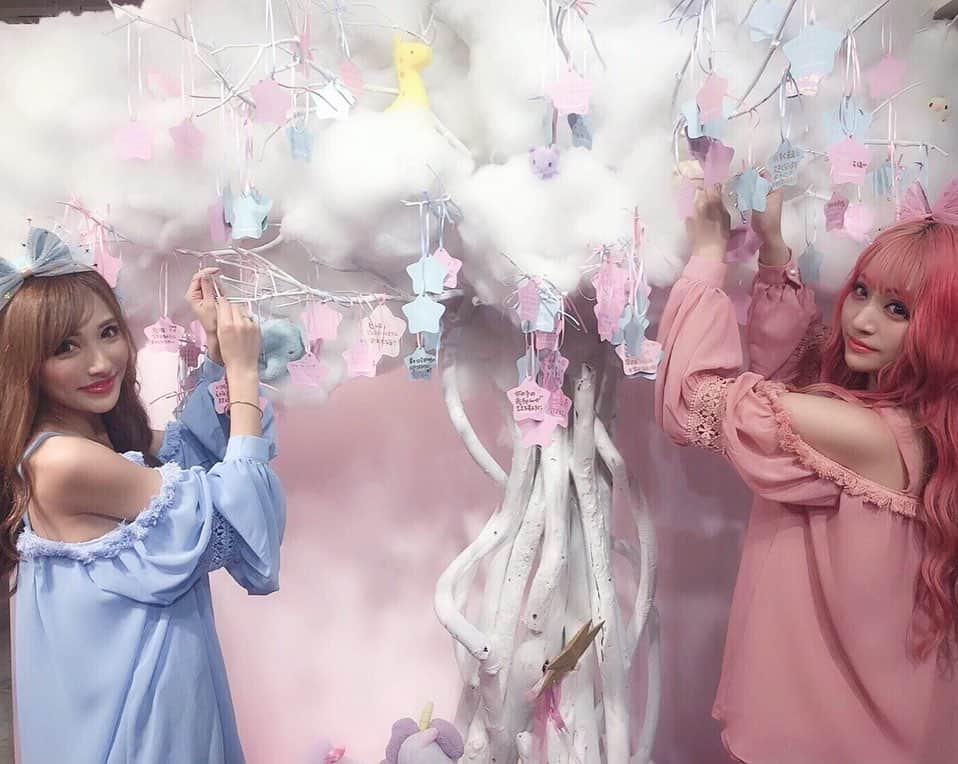 寿リリカさんのインスタグラム写真 - (寿リリカInstagram)「♡ ⭐️リナララ⭐️リリキキ⭐️なかよしデート❤️❤️ ♡ @riina_couture のお洋服がキキララカラーでぴったりだった💕💕りなちゃんとふたごちゃんうれしい😍 ♡ 明日は七夕だね🎋💕 織姫様と彦星様が会えるといいなぁ⭐️🌈 ♡ みんなのお願い事が叶いますように☆彡✨✨ ♡ #キキララ #キキララミュージアム #キキキララコーデ #キキララ七夕 #キキララカラー #キキララ大好き #キキララの部屋 #キキララ展 #キキララカフェ表参道 #サンリオ #七夕 #リトルツインスターズ #七夕限定 #kikilala #kikilalamilkywaymuseum @kikilala_milkywaymuseum」7月6日 21時42分 - ririkakotobuki