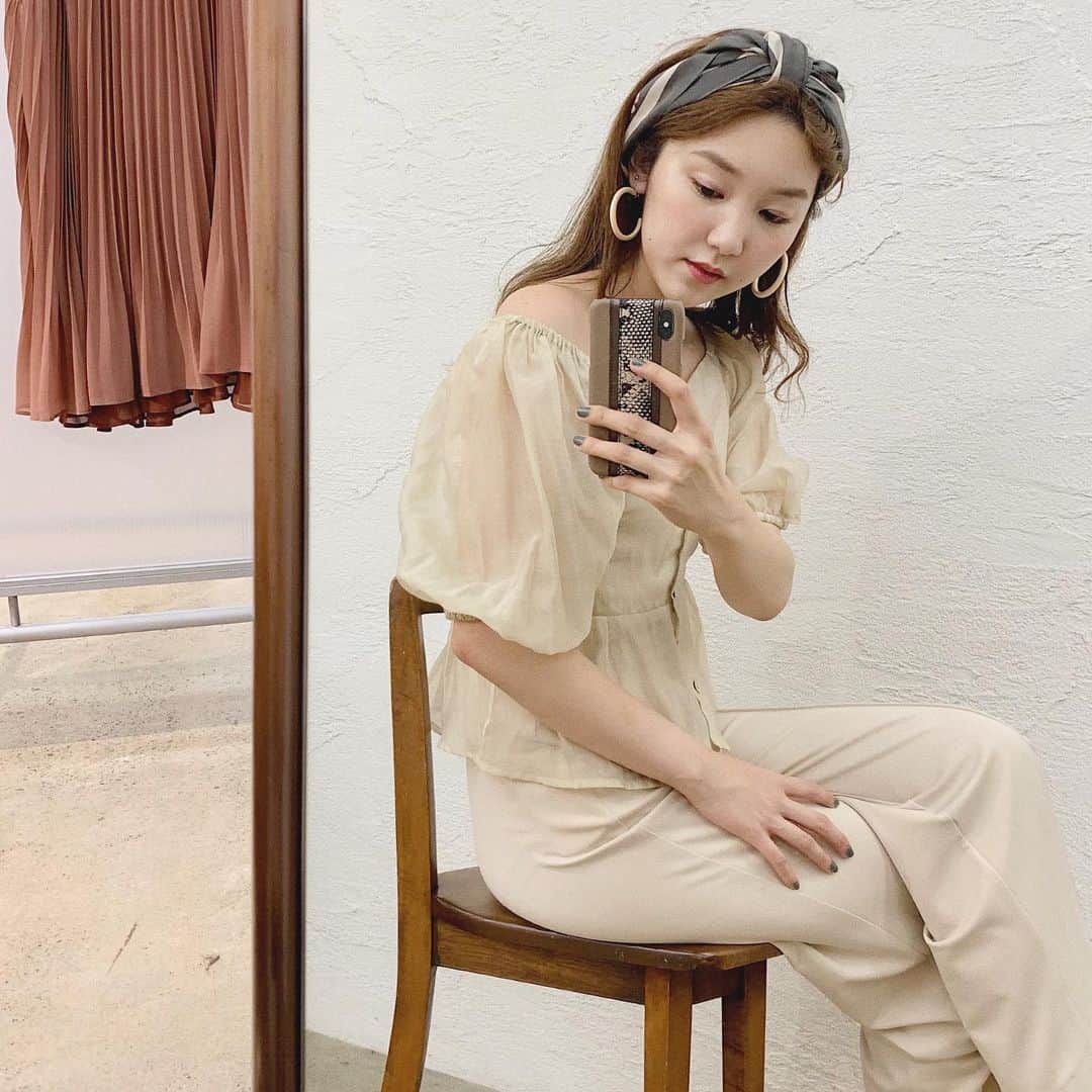 mina hinokuchiのインスタグラム：「. 昨日のワンピ、トップスverも透け透け可愛い〜♡♡ こちらももうすぐ入荷予定です！ . - news - ただ今横浜ルミネ店では、NEWスタッフ募集中です！気になる方はお気軽にDMしてください♪♪ . 明日も朝からお店でお待ちしてます🌿 #whoswhochico #salonbychico #フーズフーチコ #mina_chicode #salonbychico_yokohama #ワントーンコーデ #ベージュコーデ #消えそうな色コーデ #スカーフ #スカーフアレンジ」