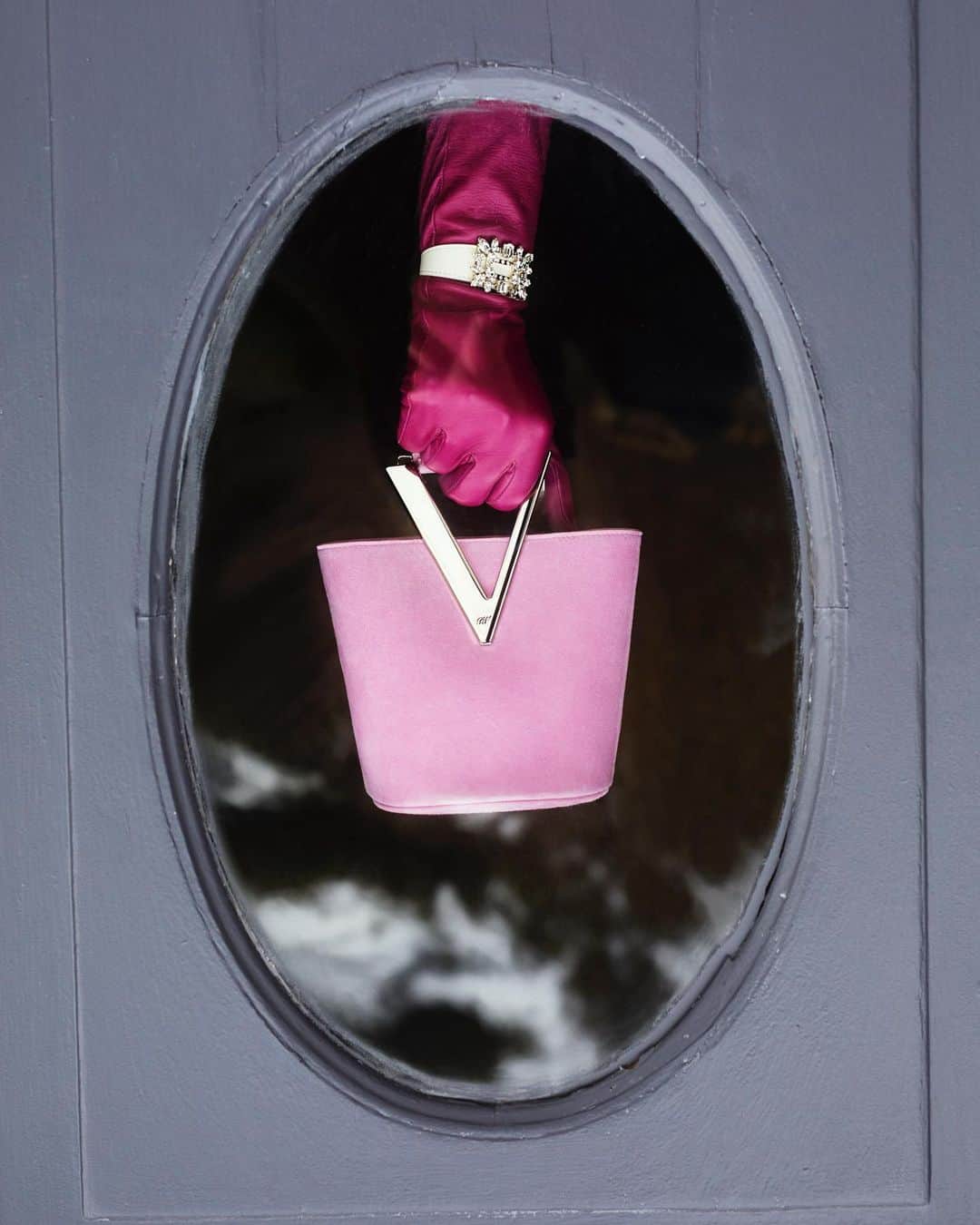 ロジェ・ヴィヴィエさんのインスタグラム写真 - (ロジェ・ヴィヴィエInstagram)「The new #RVMiniBucket bag by @gherardofelloni makes its debut in the film “Jewels to Shoes” featuring the #RogerVivier #FW19 collection.  #GherardoFelloni #JewelsToShoes」7月6日 21時43分 - rogervivier