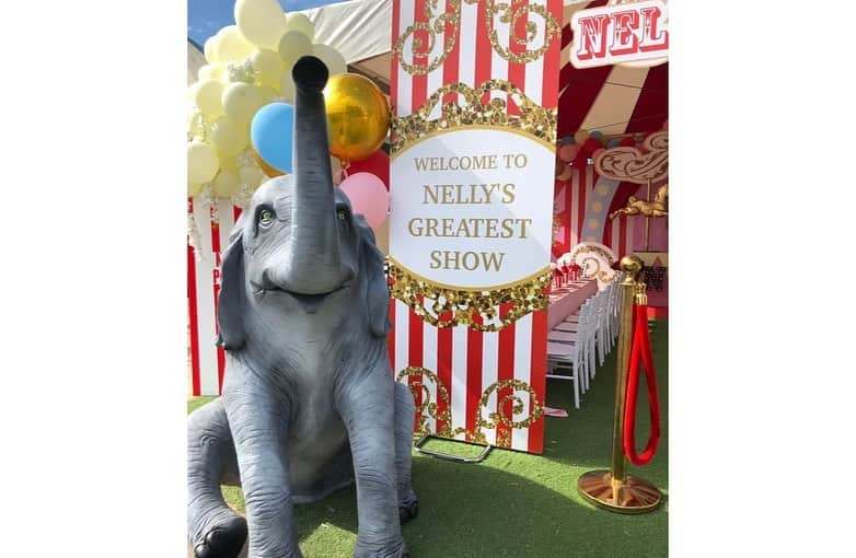 ビリー・フェアーズさんのインスタグラム写真 - (ビリー・フェアーズInstagram)「‘The Greatest Nelly Turns 5’ ... ❤️🎪🎡🎠🎈❤️ The most wonderful day celebrating my little lady turning 5 ! My favourite theme yet !! Thank you so much to my absolute DREAM TEAM who made my vision come to life @neribaeventstyling on styling the whole party, @cupid_creative for flowers, @eatsweetcheeks for the INCREDIBLE cake, @bexleyconfettiballoons for balloons, @puffycandyfloss for the never ending candyfloss and popcorn 🙊 and of course no party would be complete without a Prosecco van @oh_prosecco 😉🥂 ... Nelly had the most amazing party ❤️」7月6日 21時44分 - billieshepherdofficial