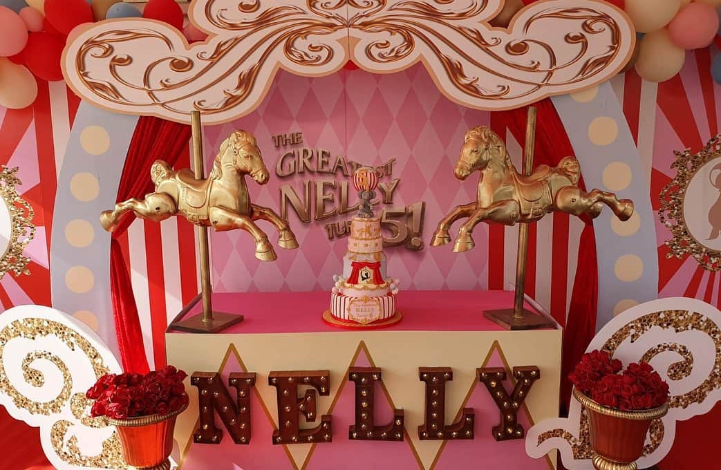 ビリー・フェアーズさんのインスタグラム写真 - (ビリー・フェアーズInstagram)「‘The Greatest Nelly Turns 5’ ... ❤️🎪🎡🎠🎈❤️ The most wonderful day celebrating my little lady turning 5 ! My favourite theme yet !! Thank you so much to my absolute DREAM TEAM who made my vision come to life @neribaeventstyling on styling the whole party, @cupid_creative for flowers, @eatsweetcheeks for the INCREDIBLE cake, @bexleyconfettiballoons for balloons, @puffycandyfloss for the never ending candyfloss and popcorn 🙊 and of course no party would be complete without a Prosecco van @oh_prosecco 😉🥂 ... Nelly had the most amazing party ❤️」7月6日 21時44分 - billieshepherdofficial