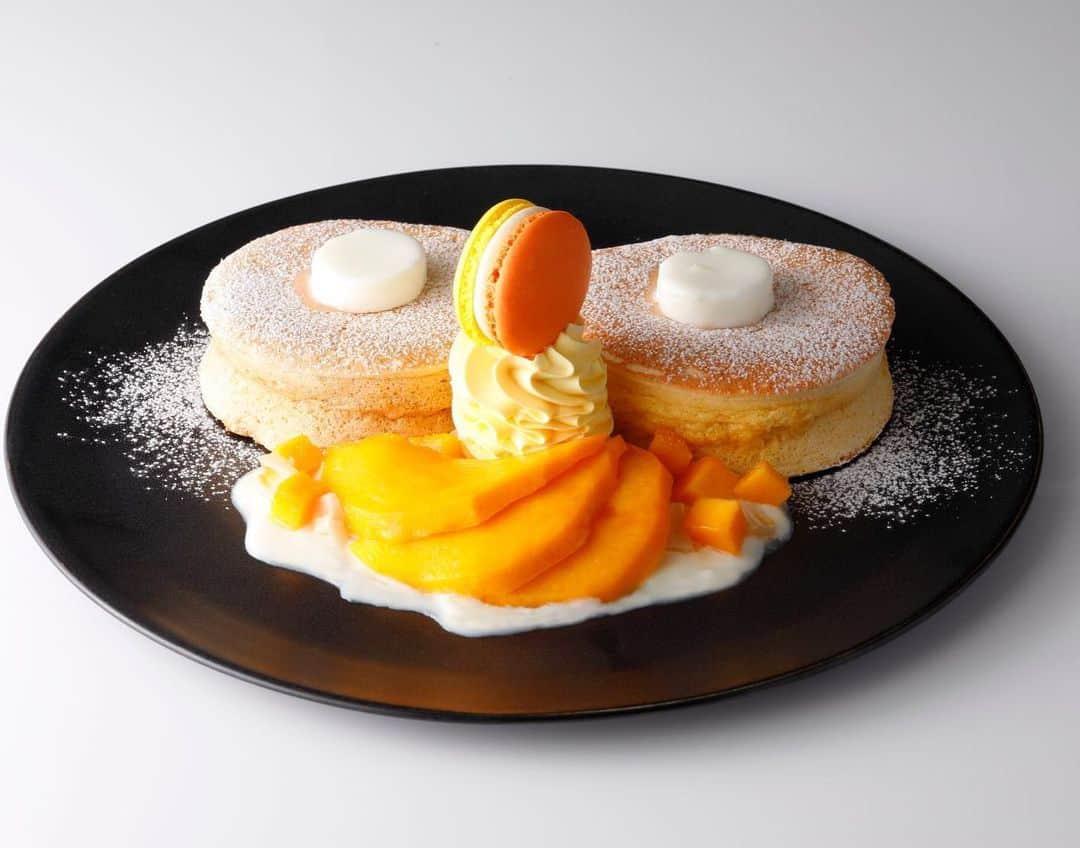 ホテル ニューオータニさんのインスタグラム写真 - (ホテル ニューオータニInstagram)「A must-eat item at restaurant SATSUKI is Mango Pancake; it is unbelievably fluffy and amazingly delicious! ﻿ ﻿ レストランSATSUKIの大人気メニュー、イタリア産リコッタチーズが入ったふわっふわの「ニューオータニ特製パンケーキ」 にマンゴーを添えた究極の一皿。 ﻿ ﻿ 【Instagramキャンペーン開催中！】﻿﻿﻿﻿ ①当アカウントをフォローする﻿﻿﻿﻿ ②@hotelnewotanitokyo をタグ付けする﻿﻿﻿﻿ ③#ピーチマンゴーメロン のハッシュタグを付ける﻿﻿﻿﻿ ﻿﻿﻿﻿ 上記を満たした投稿をした方の中から抽選で、レストラン招待券などが当たります！ピーチだけ、マンゴーだけ、メロンだけでももちろんOK。奮ってご参加ください。﻿﻿﻿﻿ ﻿﻿﻿ #サツキ #リコッタパンケーキ #カフェスイーツ #パンケーキ #ふわふわ #スイーツ #マンゴー #ホテルスイーツ #赤坂 #ホテルニューオータニ﻿﻿﻿ #satsuki #pancake #fluffy #mango #fluffypancake #pancakes #tokyo #akasaka #thepreferredlife @hotelnewotanitokyo」7月6日 21時44分 - hotelnewotanitokyo