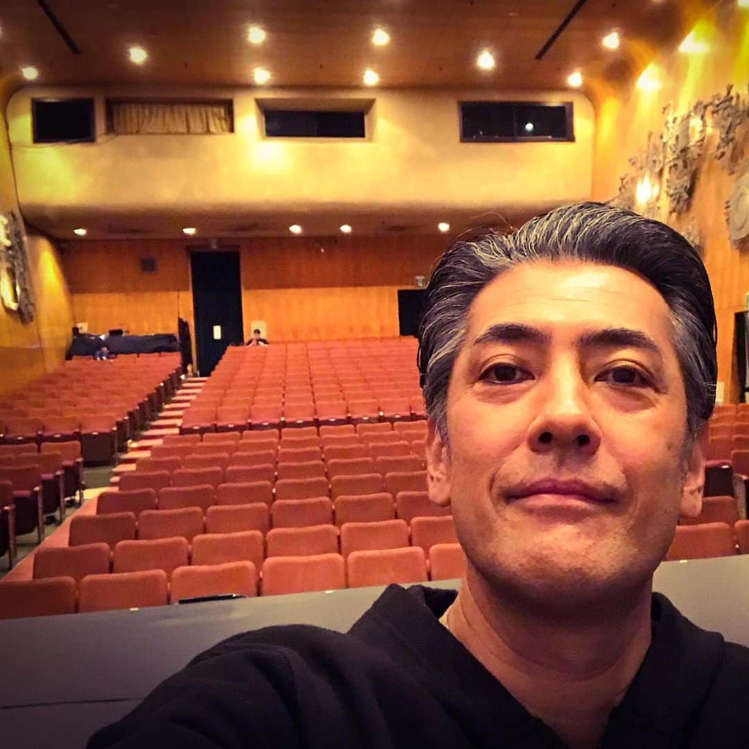 堀部圭亮さんのインスタグラム写真 - (堀部圭亮Instagram)「舞台『ドライビング・ミス・デイジー』公演13日目。終演後の帰路、ふと思い立って、ひとつ手前の駅で降りてスーパー銭湯へ。サウナと水風呂を数回繰り返し、最後は電気風呂で締め。湯上りに心地好いひんやりとした夜風を浴びながら、ぷらぷら歩いて帰宅。なーんかイイ感じでした♪考えたら、昼公演のみで毎日同じ時間に劇場を出ているのに、何故このパターンに気付かなかったんだろう⁇これは今後、アリですね(*´꒳`*)♪ 本日ご来場頂いた皆様、ありがとうございました！ 明日も14時開演。ご来場予定の皆様、劇場にてお待ちしております♪」7月6日 21時45分 - keisuke_horibe