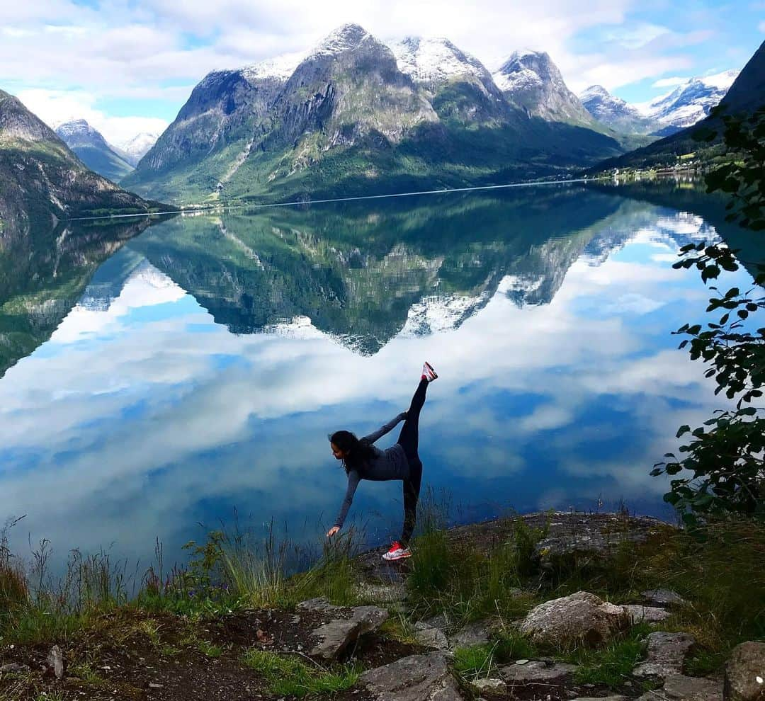 カミラ・ヤシェムのインスタグラム：「🏔🤸🏽‍♀️ • • • • #oppstryn #vestlandet #mittnorge #utno #natur #mittnorge #mittfriluftsliv #sjelero #stryn #roadtrip #friluftsliv #norge #norsknatur • •」