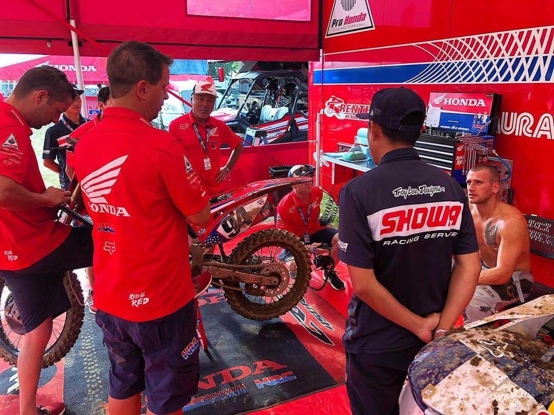 Honda Powersports USさんのインスタグラム写真 - (Honda Powersports USInstagram)「Team Honda HRC’s @kenroczen94 debriefing with the crew after first qualifying practice 🏁‼️ #RideRed #Honda #ThisIsMoto #ProMotocross #RedBudMX」7月6日 21時51分 - honda_powersports_us