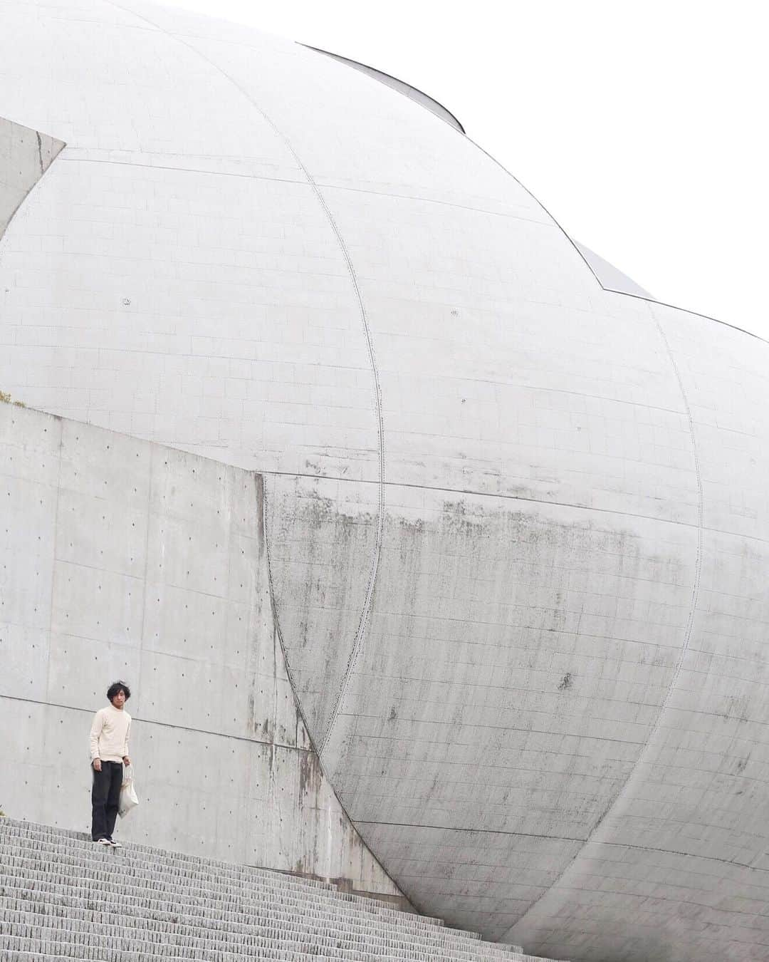 川内悠子のインスタグラム：「* 長良川国際会議場 Nagaragawa Convention Center #安藤忠雄 #TadaoAndo  #architecture #archilovers #archdaily #archhunter #buildingstyles_gf #buildinglover #brutalism #長良川国際会議場 #岐阜 #建築探偵」