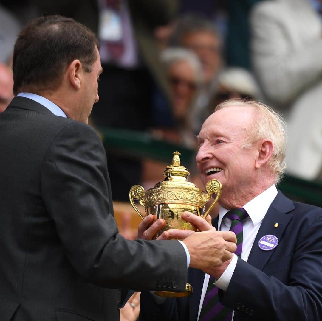 ATP World Tourさんのインスタグラム写真 - (ATP World TourInstagram)「An incredible achievement 👏 . 5️⃣0️⃣ years on from his fourth #Wimbledon singles title & second calendar-year Grand Slam, Rod Laver is celebrated in the Royal Box 🚀 . Will we ever see another calendar-year Grand Slam again? 👇」7月6日 21時52分 - atptour