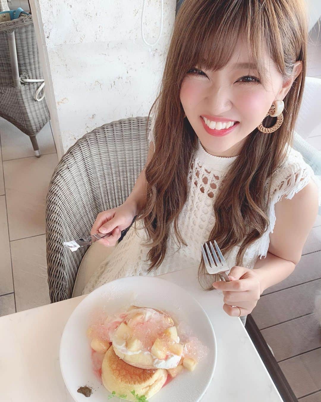 いっちゃん/嶋津 いつみのインスタグラム：「. . 今日は明日オープンする 幸せのパンケーキ淡路島リゾートの レセプションパーティーに行ってきました🙋🏼‍♀️✨ . . . . . 実は幸せのパンケーキ🥞初やってんな🤔💕 . . . . 海沿いにあるから テラスからの景色は最高やし、 店内からも海が見えるねん🏖✨ . . 内装もリゾートっぽく作られてるから おしゃれやし絶対写真撮りたくなる感じ😆❤️❤️❤️ . . . . . ドリンク🥤もいっぱい種類あって フレッシュジュースとか タピオカもあったよー🤗💕 . . . . . . #幸せのパンケーキ #淡路島 #淡路島カフェ #淡路島リゾート  #淡路島テラス  #淡路島スイーツ #淡路島パンケーキ  #a happy pancake #pancake  #cafe  #パンケーキ巡り #パンケーキ食べたい  #サンセットロード #海沿いカフェ  #オーシャンビューカフェ #関西  #関西サロモ  #サロンモデル #サロモ #いっちゃん  #フリーモデル #関西モデル  #あざといっちゃん #かわいっちゃん #ブライダルモデル #アレンジモデル #ヘアカラー  #ヘアアレンジ #撮影依頼受付中 . . . . . いっちゃんは車で🚗行ったんやけど 北淡で降りてすぐだったよー💨 . . . . .」