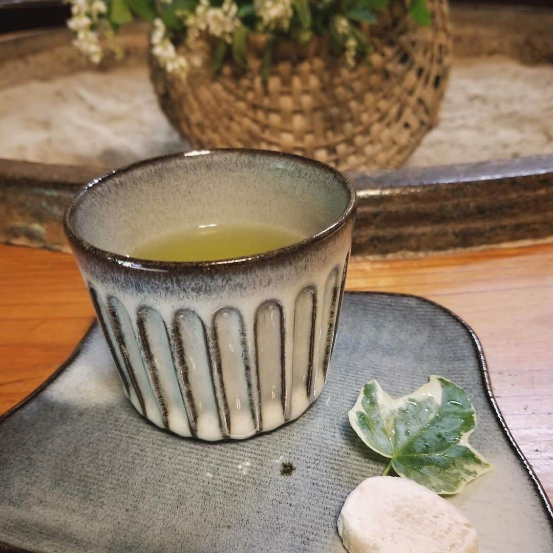 ENGIYA｜縁器屋さんのインスタグラム写真 - (ENGIYA｜縁器屋Instagram)「.﻿ 皆さん、休日いかがお過ごしでしょうか？﻿ ﻿ これから、肌寒い日が続きそうですね。温かい飲み物を飲む などし、お過ごしください。﻿ ﻿ 📸:縁器屋スタッフ﻿ ﻿ #小石原焼 #陶器 #カップ」7月6日 21時53分 - engiya_japan