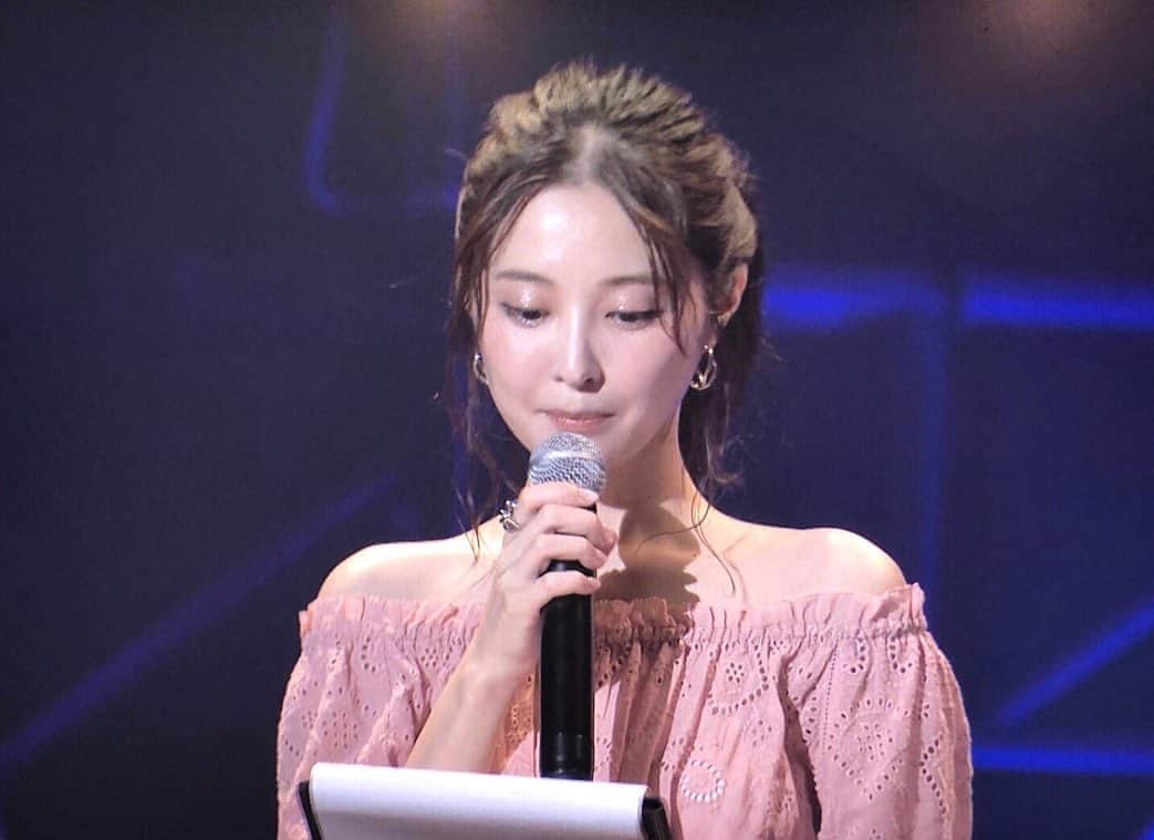 大石絵理のインスタグラム：「今日はMCのお仕事でした♪ 8/8、23:00〜MUSIC ON TVで今日の様子が放送されます💕 写真は、今日出演されていたアーティストのうちの1組、I Don't Like Mondaysのみなさんと🤗 ぜひ見てね♪ 私のワンピースは @seanewyork です🧚🏼‍♂️」