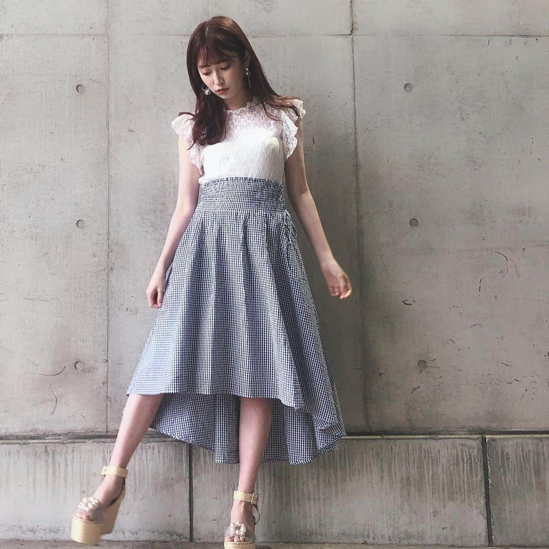 吉田朱里さんのインスタグラム写真 - (吉田朱里Instagram)「@amiuu_wink_official  新作スカート👗💕 . 前と後ろで長さが違って ハイウエストなので 美脚効果抜群。 . かなりウエストがゆったり したゴムなので楽ちんですっ✨ . ちょっと甘めな ギンガムチェックスカート🧸💙 . 月曜日発売ですっ💙💙 . #あみゅこーで #amiuuwink #fashion #ootd #ギンガムチェック」7月6日 21時55分 - _yoshida_akari