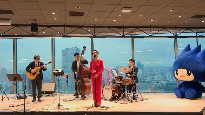 RIKAPEPEのインスタグラム：「機械相手にお仕事をされるオフィスでは、生音のシャワーを🎶癒しを届けてきました🥰❤️ジャズで心を元気に！  #jazz #出張ジャズクラブ」
