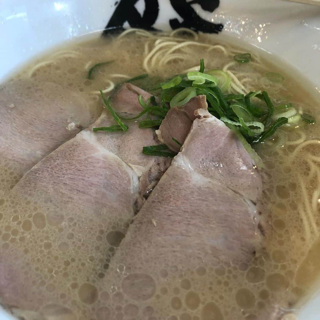 カバのインスタグラム：「本日のでぶ活。 佐賀公演の合間に食べたラーメン！320円！ 安っ！！ほんでうまカバちゃんっ！！ あぁ、痩せたい！ . #本日のでぶ活 #でぶ活 #とんこつラーメン #320円 #安っ #うまカバちゃんっ #グルメ#グルメ好きな人と繋がりたい#ラーメン#ラーメン好きな人と繋がりたい #あぁ、痩せたい」