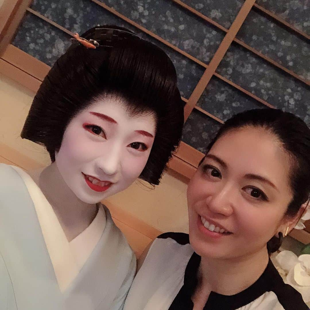 悠未ひろさんのインスタグラム写真 - (悠未ひろInstagram)「この前の大阪での舞台の後の、物凄く雅な楽しいひとときのお写真〜✨ 京都に寄らせてもらったんです。そして、初めてのお座敷を体験してきました‼️ もう、舞妓さん芸妓さんが綺麗で、美味しいお酒とお食事とお喋りに、有頂天になりました（笑）  ステキな思い出…💕💕💕 また行きたいなぁ…  #京都 #立花 #祇園 #舞妓さん #芸妓さん #お姉様 #雅 #いとをかし #お座敷 #初体験 #芸の道 #素晴らしい #美しい #楽しかったです #感謝 #悠未ひろ #宝塚og」7月6日 22時00分 - hiroyuumitomo