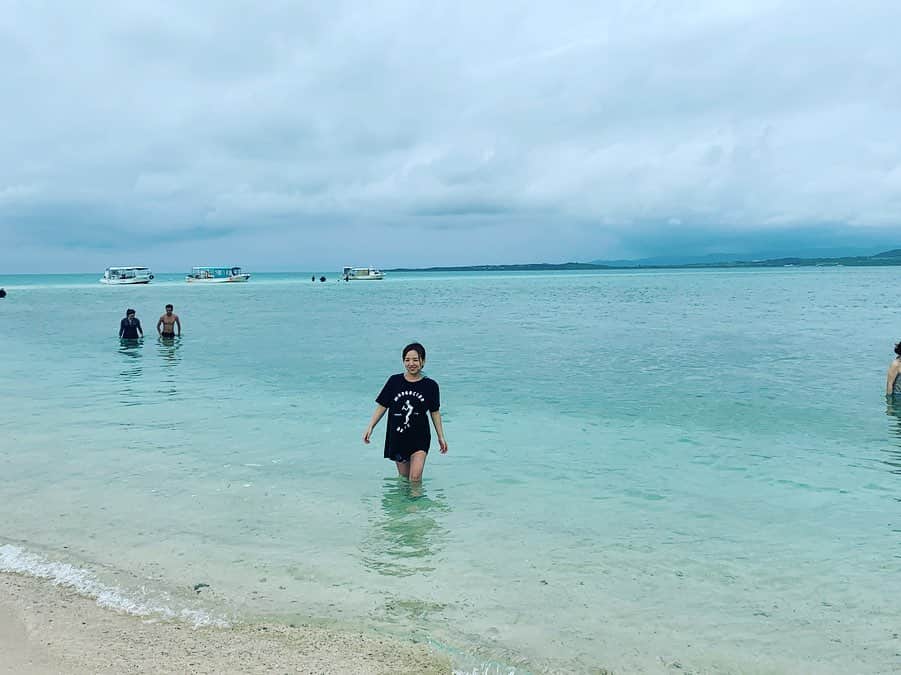 宏実さんのインスタグラム写真 - (宏実Instagram)「石垣島の思い出 -体験ダイビング & 幻の島 浜島-  Memories in Ishigaki island -Trial diving & the phantom island, Hamajima-  AZUの昔からの友達でもある、時遊人 @jiyujin_ishigaki で体験ダイビング🐠  実は以前体験ダイビングした時、結構怖くて、そのトラウマで、相当ビビってた& 不吉な怖い夢までみちゃって、直前までやるのを躊躇っていたのですが… @jiyujin_ishigaki の頼もしく優しいご指導のおかげで、安心して信頼してダイビングができました😭皆さん、石垣でダイビングやシュノーケリングする際には是非 @jiyujin_ishigaki で‼️ ※ くわえるタイプでなくフルフェイスでやってみたら、更にブスになるけど比較的楽に呼吸が出来ました！ありがとうこざいました😊」7月6日 22時00分 - hiromisrainbow