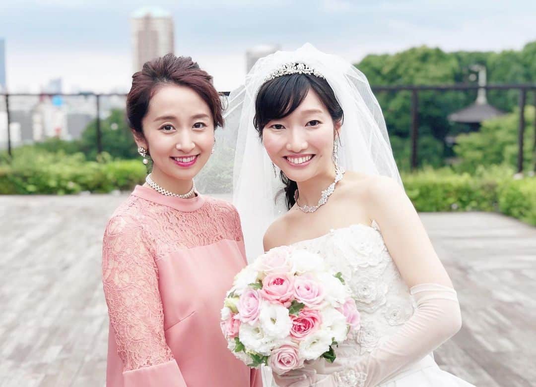 小野恵美のインスタグラム：「藍ちゃんHappy Wedding💍🕊 椿山荘の緑に囲まれた、本当に素敵な結婚式でした💕 雨も降らなかったので良かった☺️ ・ 高校友人として、司会進行のお手伝いをさせていただきました🍀光栄です。 末永くお幸せに💕😌 #結婚式 #wedding #おめでとう #椿山荘 #花嫁 #ホテル椿山荘東京 #happy #happywedding」