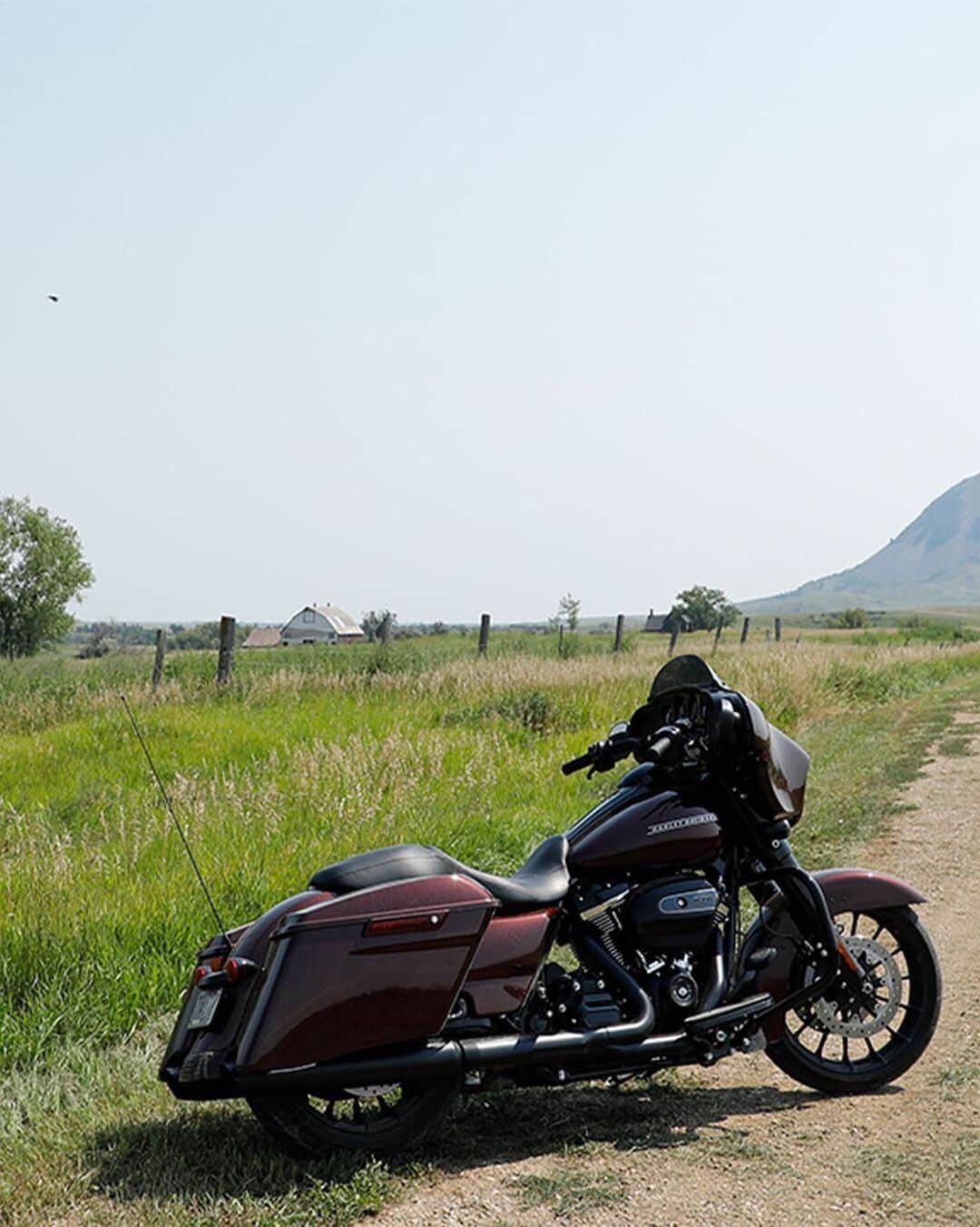 Harley-Davidsonさんのインスタグラム写真 - (Harley-DavidsonInstagram)「Heading to Sturgis? @eaglerider put together some epic rides in the area and found more than 15 one-way routes heading into #Sturgis. See the full guide, including maps and book your rentals with #EagleRider at the link in our bio.  #HarleyDavidson #FindYourFreedom」7月6日 22時03分 - harleydavidson