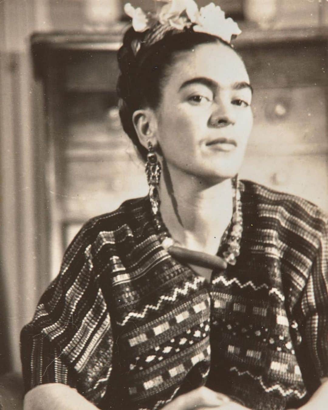 フィラデルフィア美術館さんのインスタグラム写真 - (フィラデルフィア美術館Instagram)「Happy birthday to #FridaKahlo, who was born #onthisday in 1907. Influenced by her Mexican heritage, personal tragedy, and progressive political beliefs, #Kahlo expressed and constructed her identity through her paintings. "I paint my own reality," she said. "I paint because I need to." To this day, she remains one of the most recognizable figures of Mexican Modernism. • “Frida Kahlo,” 1938, by Julien Levy © Philadelphia Museum of Art」7月6日 22時04分 - philamuseum