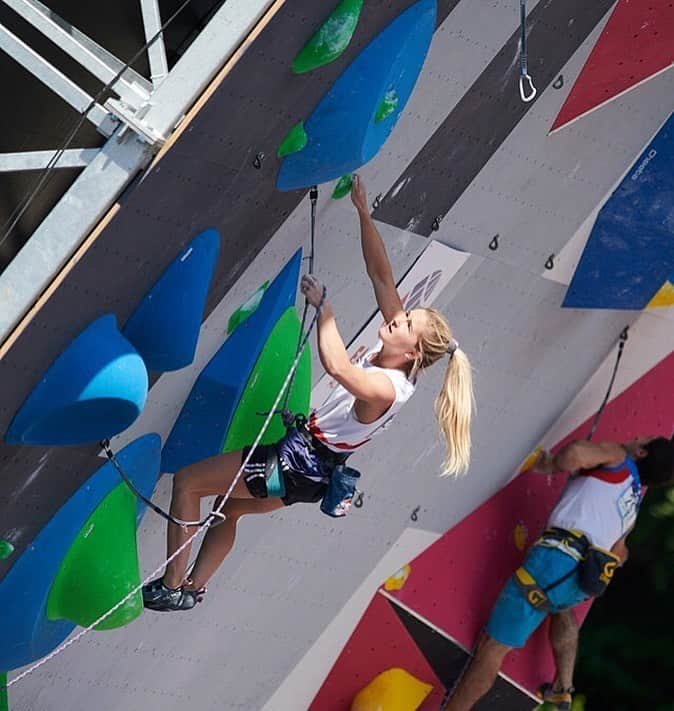 シャウナ・コックジーさんのインスタグラム写真 - (シャウナ・コックジーInstagram)「It was so slippery on the wall today. I felt like I was fighting to not slip off instead of fighting to climb up. Time to shift the focus to the next comp coming up in just a few days time. Anyway, less about me... We need to talk about the unbelievable @janja_garnbret ! Janja was the only athlete to top the semi finals route and she did so WITHOUT HER CHALK BAG 😳! Her chalk bag fell off right at the beginning of the route but she kept it together and cruised her way to the top in some brutal temps. What a legend! Oh, and just in case you didn’t know @janja_garnbret also won EVERY boulder World Cup this year! 💥💪 I can’t wait to watch all the athletes battle it out in finals tonight! 📷 @sytsevanslooten」7月6日 22時08分 - shaunacoxsey