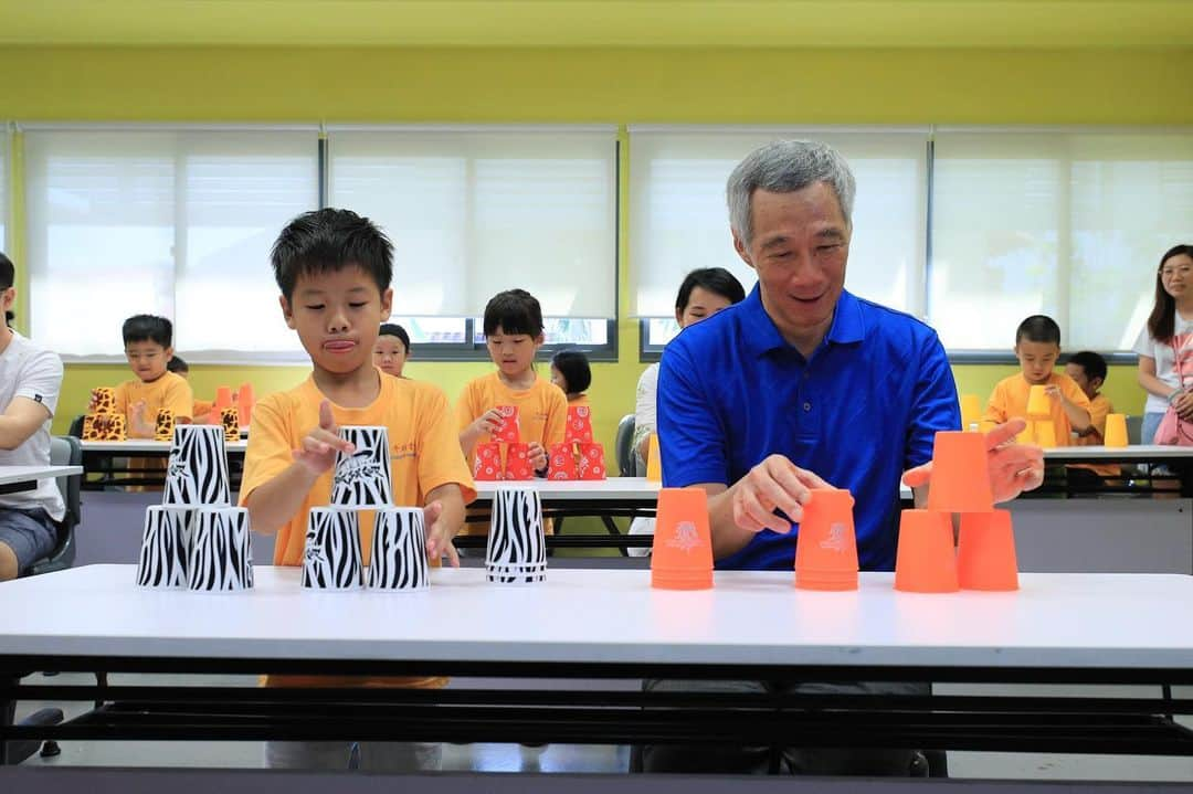 リー・シェンロンさんのインスタグラム写真 - (リー・シェンロンInstagram)「I described plans for the Singapore Hokkien Huay Kuan Cultural Academy in my 2012 NDR speech. ⠀⠀⠀⠀⠀⠀⠀⠀⠀ I visited the academy this morning and was glad to see that 7 years on, it is a bustling, lively place. Aside from a pre-school and student care, the academy conducts all sorts of activities – speech and drama, dance, robotics, and sport stacking – many of them conducted in Chinese. ⠀⠀⠀⠀⠀⠀⠀⠀⠀ The Chinese language, cultural and humanities programmes are offered at different levels, from toddlers to adults. Glad to see how the academy has grown since it was first mooted. I hope to see it scaling new heights! – LHL ⠀⠀⠀⠀⠀⠀⠀⠀⠀ (MCI Photos by Kenji Soon)」7月6日 22時08分 - leehsienloong