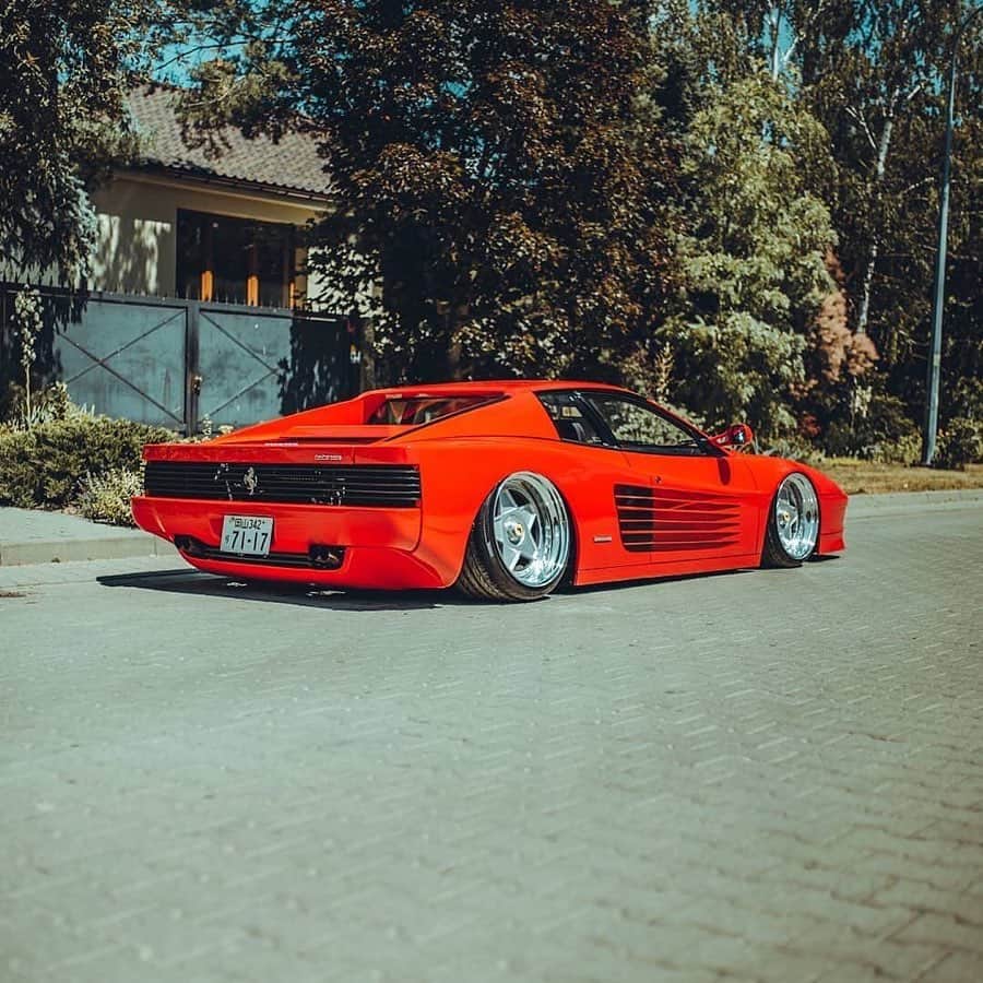 CARLiFESTYLEさんのインスタグラム写真 - (CARLiFESTYLEInstagram)「Thoughts on this Bagged Testarossa? 👍🏼or👎🏼? Photo by @the_kyza | Owner @kazuki_crossglow #carlifestyle #testarossa #bagged」7月6日 22時09分 - carlifestyle