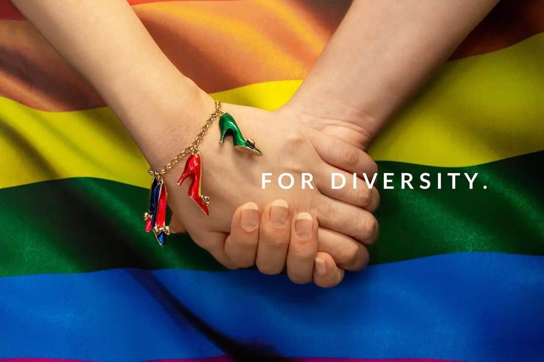 バトラー&ウィルソンさんのインスタグラム写真 - (バトラー&ウィルソンInstagram)「CELEBRATE DIVERSITY 👭👫💕🏳️‍🌈 • • #butlerandwilson #pride #pride2019 #londonpride #loveislove #diversity #lgbtq」7月6日 22時09分 - butlerandwilson