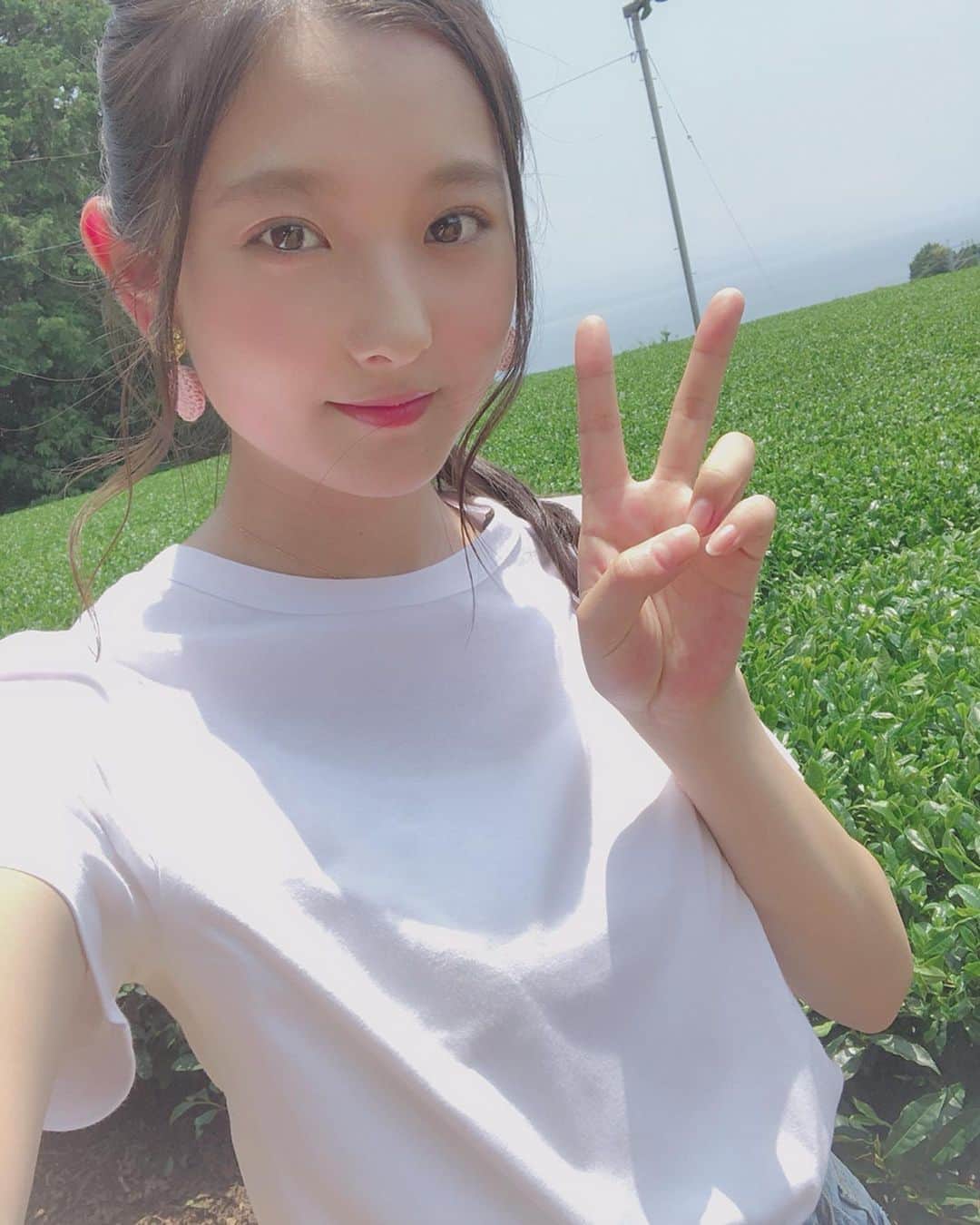 悠花さんのインスタグラム写真 - (悠花Instagram)「今日の悠花のナガサキ街音では、【茶摘み体験】をさせていただきました🍃 ・ 緑茶も抹茶も紅茶も全部大好きで、いつも飲んでいるのでどんな風に作られているのか知ることができて楽しかったです😌🌟 ・ そして茶摘み体験の後、そのぎ茶を入れていただきました🙊 今まで飲んだことのないような味で、とてもいい香りのするお茶でした🍵✨ ・ ありがとうございました🤤🙏🏻 ・ #そのぎ茶#茶摘み体験#悠花のナガサキ街音#長崎#長崎県ホンダカーズ#ホンダ#nib#model#松尾悠花#haruka#instagood #instalike #lol#hair#make#fashion#Love#enjoy」7月6日 22時11分 - haruka_217_