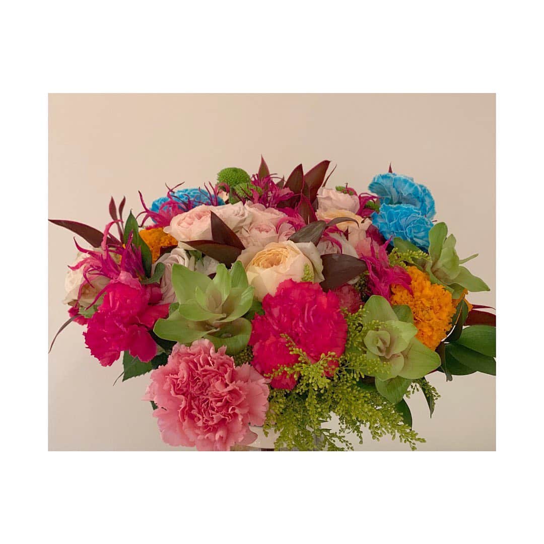 藤田ニコル（にこるん）さんのインスタグラム写真 - (藤田ニコル（にこるん）Instagram)「また新しいお花がお家に🌼 CM撮影本日していたので頂きました🥺  本当にお花もらうとハッピーになる🥰 今部屋にお花二つ花瓶で置いてあるので 良い気が回ってると思います♡」7月6日 22時13分 - 2525nicole2