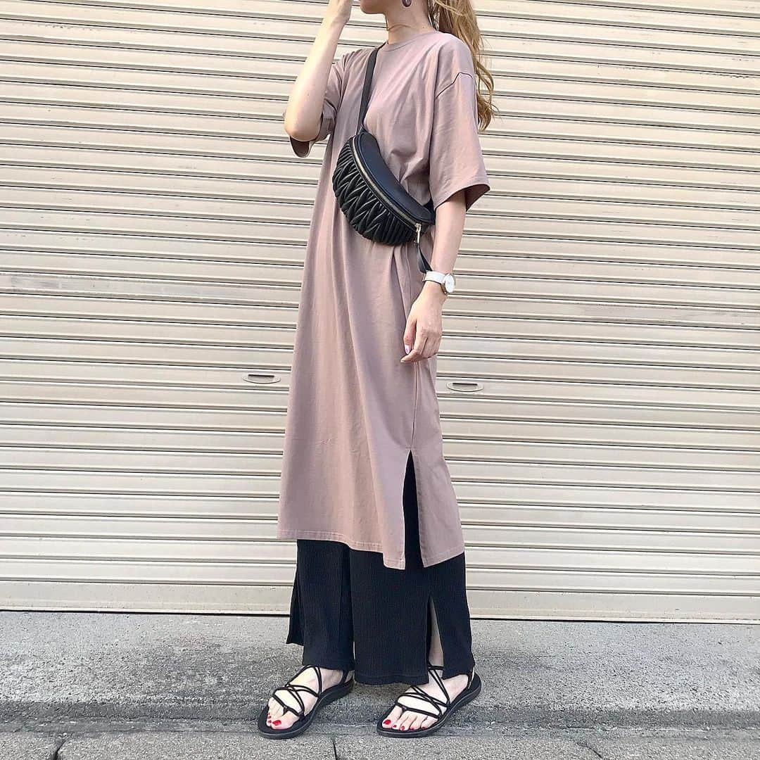 y_mmm_kさんのインスタグラム写真 - (y_mmm_kInstagram)「2019.07.06 . . . ▷▷▷ #カジュアルコーデ #シンプルコーデ . @pierrot_shop #スリットロングTシャツ 色は #モカベージュ とっても可愛い色 \♡/ ワイドパンツと合わせました ☺︎ とーーーっても 楽チンでっす ෆ @y_mmm_k のtopにあるURL もしくは ストーリーズから詳細見れます ✈︎ . . . tops/ @pierrot_shop (a1811-011010) #pierrot bottoms/ @gu_for_all_ 👜/ @donobanweb 👟/ @teva . . . . #gu_for_all#リブスリットワイドパンツ #mamagirl_sugotoku #お洒落な人と繋がりたい#partegram #ootd#outfit#4yuuu#instafashion#ponte_fashion#locari#mamagirl#ホットママタウン#ママコーデ#beaustagrammer#mineby3mootd#スナップミー . .」7月6日 22時24分 - y_mmm_k