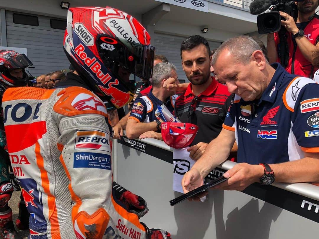 レプソル・ホンダさんのインスタグラム写真 - (レプソル・ホンダInstagram)「Yes Marc, that is pole number 10 at the GermanGP! 1️⃣1️⃣1️⃣1️⃣1️⃣1️⃣1️⃣1️⃣1️⃣1️⃣ ⠀⠀⠀⠀⠀⠀⠀⠀⠀ #GermanGP #25RepsolHonda #Repsol #MotoGP #Honda #Racing #RepsolHonda #HRC #RC213V #MM93 #MarcMarquez #MM93🐜 #ThePowerOfDreams #Motorcycle #Germany #Sachsenring #Saxony #Ring #RideTheRing」7月6日 22時17分 - hrc_motogp