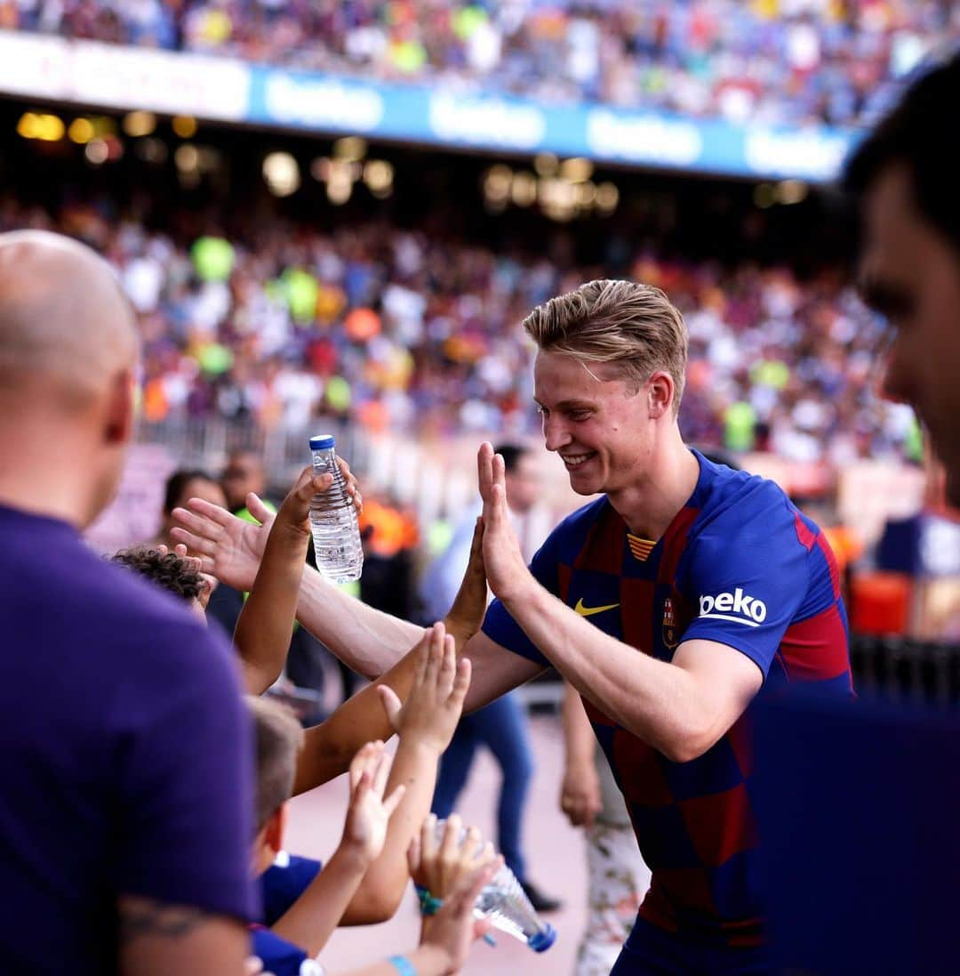 フレンキー・デ・ヨングさんのインスタグラム写真 - (フレンキー・デ・ヨングInstagram)「Fue increíble pisar el césped del Camp Nou por primera vez. Muchas gracias a todos los culés por el recibimiento que directamente me hizo sentir en casa. Més que un club. ❤️💙」7月6日 22時19分 - frenkiedejong