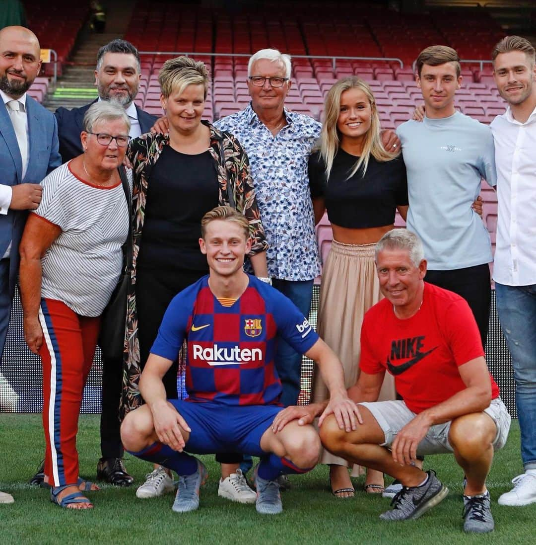 フレンキー・デ・ヨングさんのインスタグラム写真 - (フレンキー・デ・ヨングInstagram)「Fue increíble pisar el césped del Camp Nou por primera vez. Muchas gracias a todos los culés por el recibimiento que directamente me hizo sentir en casa. Més que un club. ❤️💙」7月6日 22時19分 - frenkiedejong