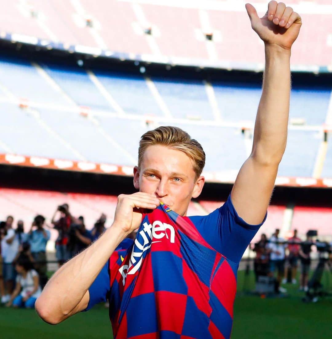 フレンキー・デ・ヨングのインスタグラム：「Fue increíble pisar el césped del Camp Nou por primera vez. Muchas gracias a todos los culés por el recibimiento que directamente me hizo sentir en casa. Més que un club. ❤️💙」
