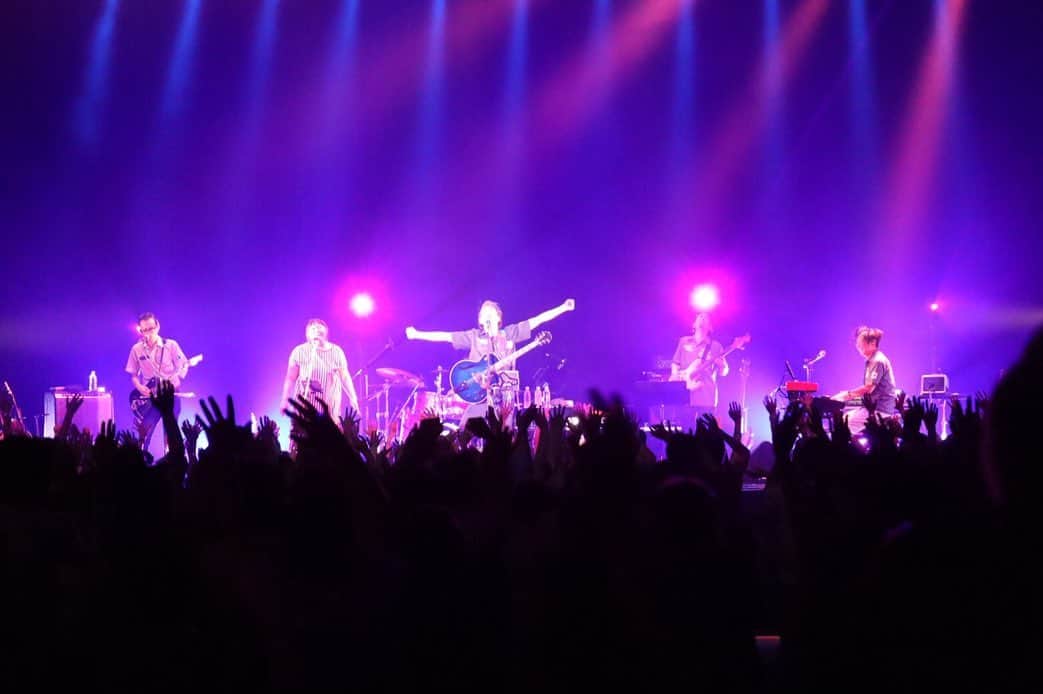 のインスタグラム：「Original Love Zepp札幌公演終了！激アツ！最高でした！ライブ中盤からグルーヴが波打って会場がうねってた。バンド超楽しい。30年間なんで気づかなかったんだろうと思う発見が今日もステージにあったりする。たくさん踊ったね！札幌ありがとう！！ #originallove #blessyou!tour」