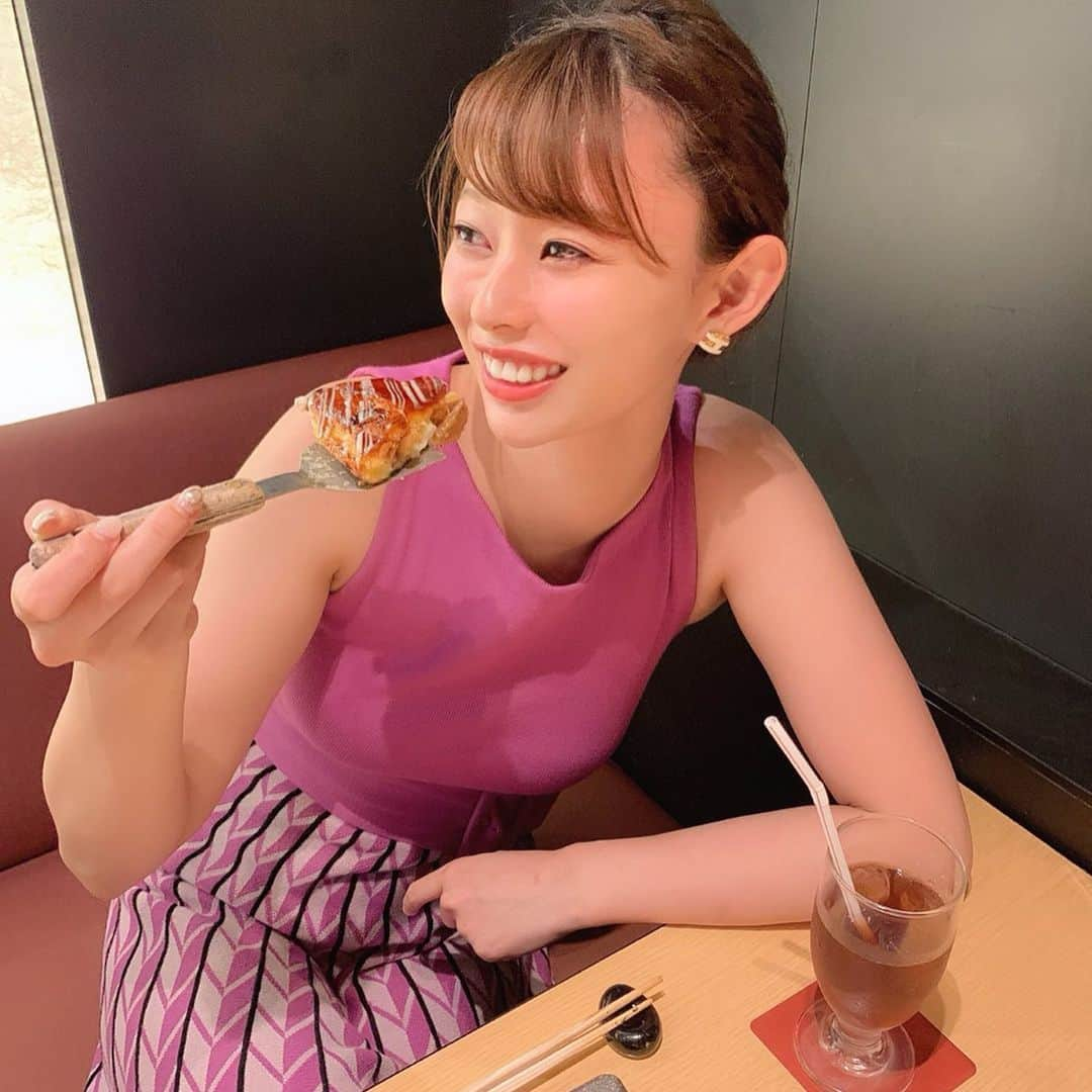 karen okajimaさんのインスタグラム写真 - (karen okajimaInstagram)「ㅤㅤㅤ ㅤㅤㅤ この間は、千房 エレガンス 戎橋店さんへ❤️ ㅤㅤㅤ ㅤㅤㅤ  大大大好きな粉もん😍💕💕 千房のエレガンス 戎橋店は初めて来たんやけど めちゃくちゃおしゃれで高級感溢れてて 席も広いから落ち着く空間✨  女子会にもファミリーにもぴったりやし 匂いがつきにくいようになってるから その後の予定あっても安心👌 ㅤㅤㅤ  とにかく何食べても美味しくって、 全メニューおすすめなんやけど その中でもかれんが好きだったのは やっぱりお好み焼きの道頓堀焼き！  それと、ハラミステーキが美味しすぎました🤤 デザートのわらび餅ももっちもちで美味しくて お代わりしたいくらいやったー😭❤️❤️ ㅤㅤㅤ 千房さんどこで食べても美味しいわぁ😋💓 なんばで粉もんや鉄板焼き食べたくなったら エレガンスへぜひ行ってみてね〜っ🥰💕💕💕 ㅤㅤㅤ  ㅤㅤㅤ ✨千房 エレガンス 戎橋店 🏠大阪市中央区難波3-8-22 ＥＢＩＳＵＢＡＳＨＩ．ＥＮＴ　Ｂ１Ｆ 📞050-5590-6483 🚃地下鉄御堂筋線 なんば駅 11番出口 徒歩1分 南海本線 灘波駅 徒歩3分 阪神なんば線 大阪難波駅 徒歩1分 ⏰ Lunch 11:30～15:00 (L.O.14:30) Dinner 17:00～23:00 (L.O.22:00）  金・土のみ24:00迄 (L.O.23:00) 日曜営業 定休日	無休 ㅤㅤㅤ #千房 #千房エレガンス #千房エレガンス戎橋店  #お好み焼き #鉄板焼き  #グルメ岡島 #岡島かれん」7月6日 22時27分 - karenokajima0318