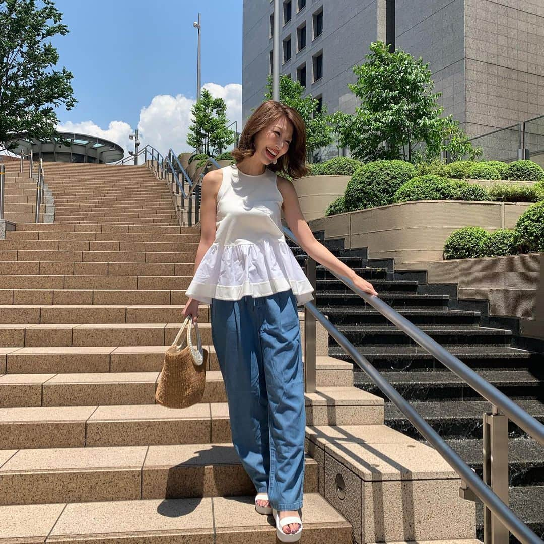 梅野舞さんのインスタグラム写真 - (梅野舞Instagram)「とっても天気の良い日のcoordinate🎀  テンセル™リヨセル繊維混のCepoのデニムワイドパンツ♡  植物由来の繊維でサスティナブルな生産工程やナチュラルな心地良さで環境にも優しい🍀  サラッと涼しい履き心地に風通しも良く気持ちの良いパンツ！  夏でも快適です！  #テンセル#TENCEL#FeelsSoRight #レンチング#TENCELMVIJ#Cepo #植物由来の繊維#植物由来#fibersmadefromwood#botanicorigin #サスティナブル#サスティナブルなファッション#環境にやさしい#environmentallyfriendly #エコファッション#ecofashion#グリーンファッション#greenfashion#carbonfootprint #Naturalcomfort  https://www.tencel.com」7月6日 22時30分 - mai.umeno