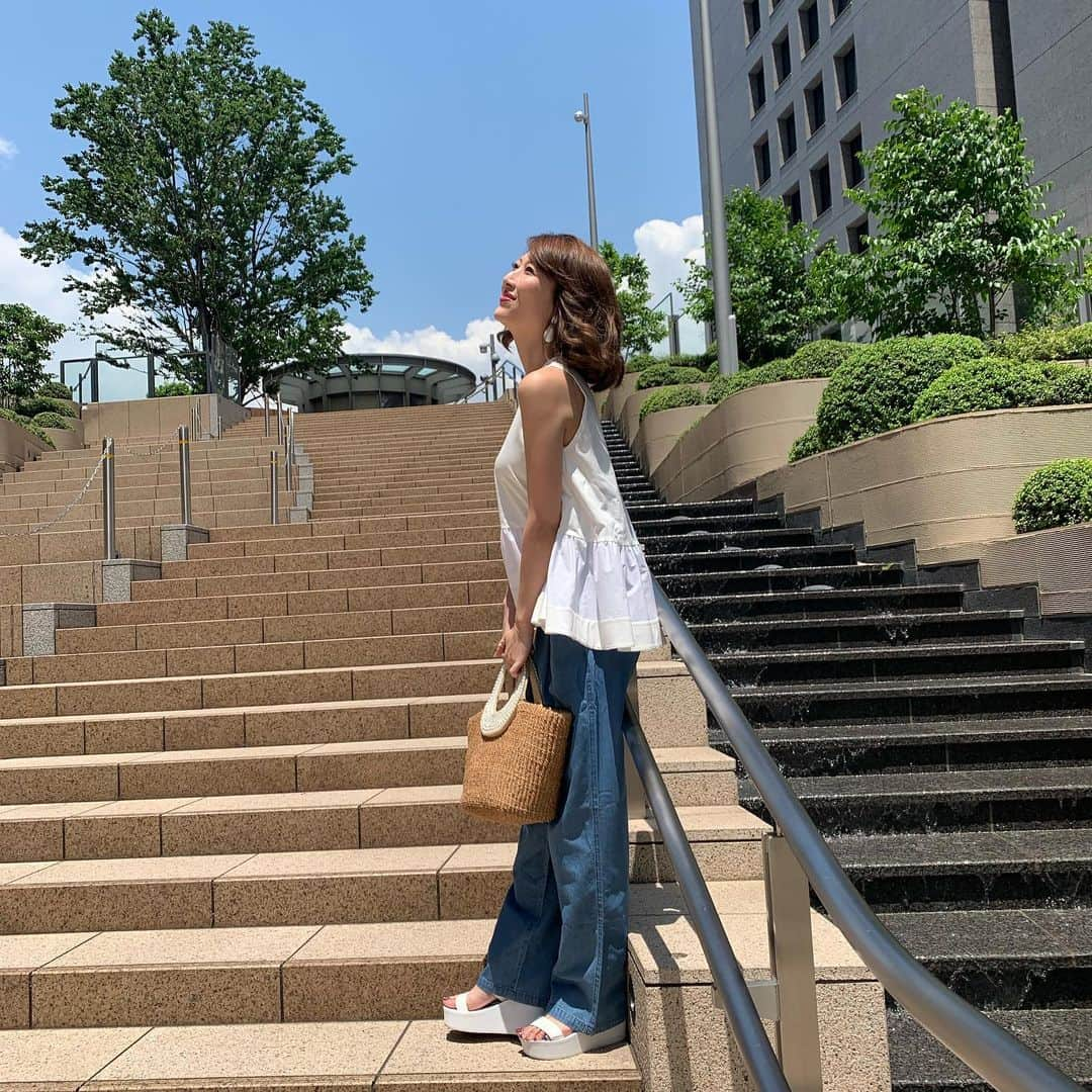 梅野舞さんのインスタグラム写真 - (梅野舞Instagram)「とっても天気の良い日のcoordinate🎀  テンセル™リヨセル繊維混のCepoのデニムワイドパンツ♡  植物由来の繊維でサスティナブルな生産工程やナチュラルな心地良さで環境にも優しい🍀  サラッと涼しい履き心地に風通しも良く気持ちの良いパンツ！  夏でも快適です！  #テンセル#TENCEL#FeelsSoRight #レンチング#TENCELMVIJ#Cepo #植物由来の繊維#植物由来#fibersmadefromwood#botanicorigin #サスティナブル#サスティナブルなファッション#環境にやさしい#environmentallyfriendly #エコファッション#ecofashion#グリーンファッション#greenfashion#carbonfootprint #Naturalcomfort  https://www.tencel.com」7月6日 22時30分 - mai.umeno