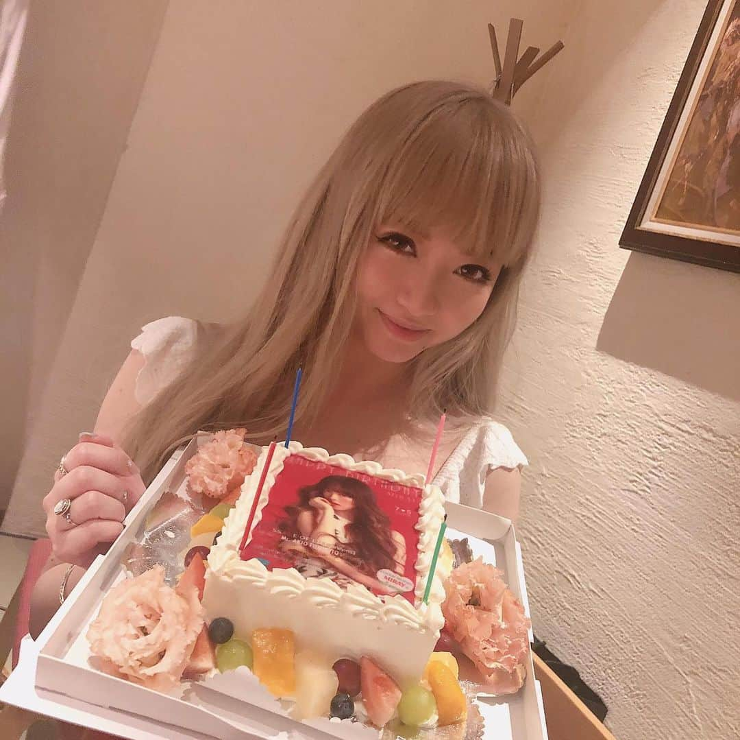 mirayさんのインスタグラム写真 - (mirayInstagram)「昨日で36歳になりました❤️ 4日5日の二日間大好きなみんなにお祝いしてもらえて、心の底から幸せでした😭🎂✨ 本当にありがとう❣️❣️ 36歳でこんな私ですが、皆さまこれからもよろしくお願い致します🥰🙏 いつもそばにいてくれる愛する人たちと家族に感謝して今日からまた元気に生きていきます‼️😆✌️ ただ、みんなで写真撮るの忘れた事はショック😭 動画で「あえて止まってんねん」 自分でも全然意味わからん😧 バカだなーw  #お誕生日 #ありがとう」7月6日 22時32分 - miray0705