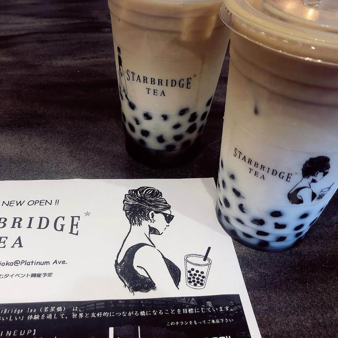 東紗友美さんのインスタグラム写真 - (東紗友美Instagram)「本日オープンしました。 #starbridgetea ⭐️⭐️⭐️⭐️⭐️ オープン記念でタピオカ増量中です。 自分が企画に携わったお店だから、というわけではなくここのタピオカ入りカフェラテ。 芳醇な香りがして本当に美味しかった！ 毎日飲みたいくらい。 こだわりの茶葉を使ったお茶も揃っています。どのメニューにもタピオカを入れることができますよ😊 店内の様子は、明日シェアします😊  ＳｔａｒＢｒｉｄｇｅ　Ｔｅａ  東京都港区白金台4－9－10　１F  大好きなスターを思い浮かべながら... ホッと一息できる時間を。 #スターブリッジティー #タピオカ #タピオカミルクティー #タピ活 #カフェ #cafe #starbridgetea #白金台 #白金 #茗星橋 #珈琲 #teatime #タピオカ巡り #タピオカ部 #タピオカグラム #港区白金 #shirokane #カフェ巡り #カフェ好き #カフェめぐり #tapioca #espresso #エスプレッソ #カフェスタグラム @starbridgetea」7月6日 22時35分 - higashisayumi