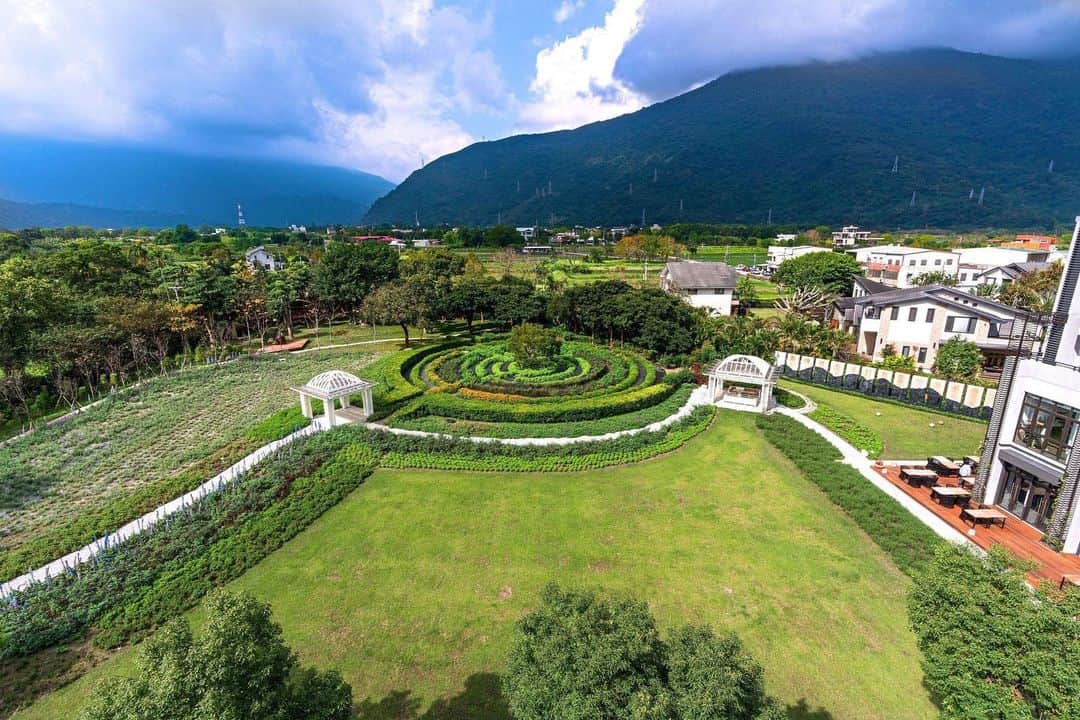 Vogue Taiwan Officialさんのインスタグラム写真 - (Vogue Taiwan OfficialInstagram)「#VogueTravel﻿ 生活太忙碌，放假就是想接近大自然，來一趟放鬆之旅，除了出國，其實花東地區就是許多人的最佳選擇。花蓮最近就有一間試營運近半年，於5月正式開幕的特色旅宿「秧悅千禧度假酒店 @millennium_gaea_resort_hualien 」。﻿ ﻿ 其由花蓮在地以香草農場起家至今已32週年的君達集團攜手新加坡千禧國際酒店集團合作，成為全台第2間千禧酒店，更是花蓮首間國際酒店。﻿ ﻿ 整個園區佔地上萬坪，不僅有寬敞的客房與獨棟villa外，戶外更有超舒壓的香草花園與宛如來到熱帶海島般的戶外泳池，酒店所到之處都有各式香草植栽，房內還設有香草蒸氣室，餐點上也跟香草結合，讓人完全沈浸在大自然中。暑假不妨到這裡來一趟小旅行。﻿ ﻿ 👉酒店資訊+完整介紹請點 @voguetaiwan 首頁連結﻿ ﻿ #花蓮 #酒店 #飯店 #度假村 #hualien #hotel #resort」7月6日 22時37分 - voguetaiwan