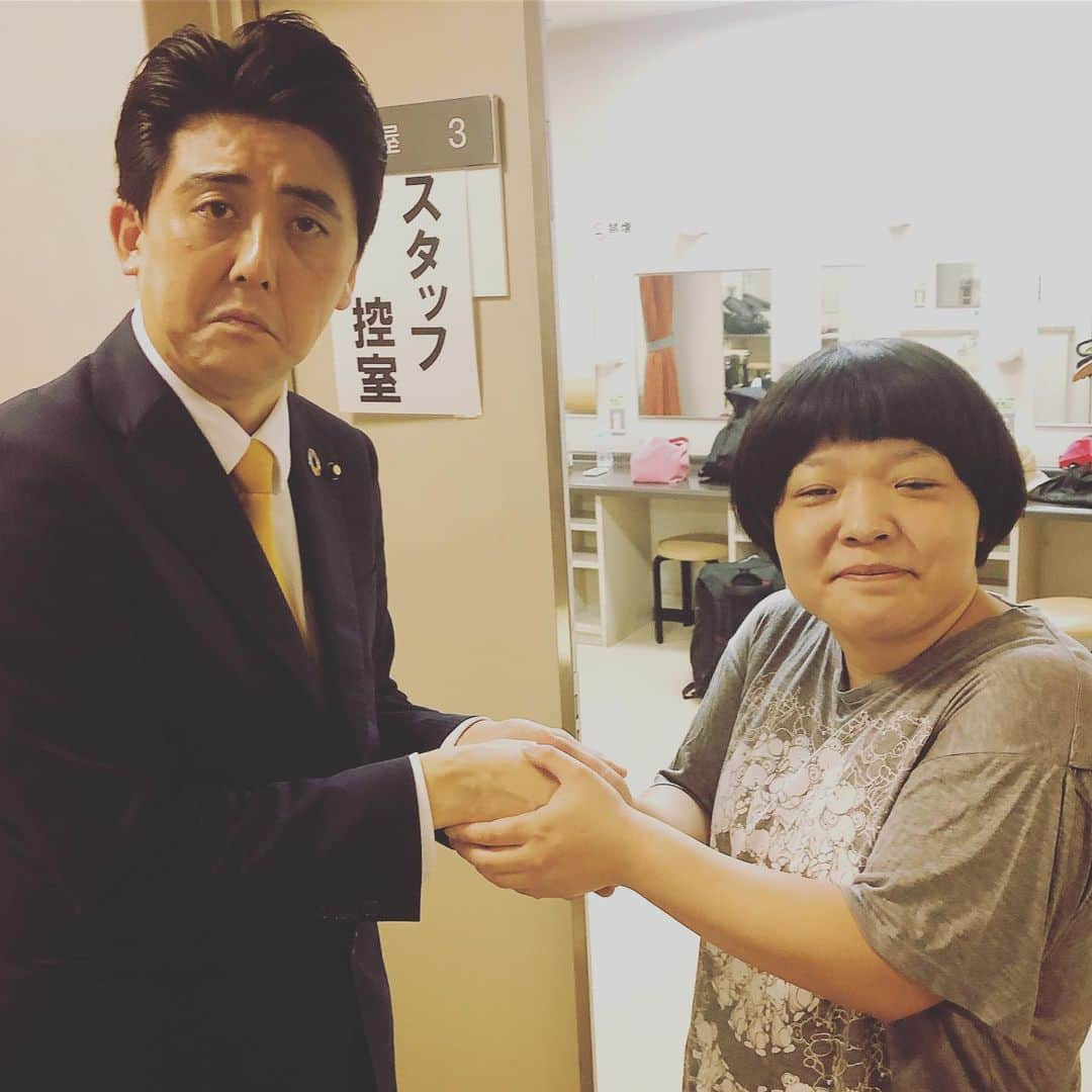 佐竹正史さんのインスタグラム写真 - (佐竹正史Instagram)「久しぶりのオカリナちゃん 世間の人気者でも昔から変わらない人 もう我々東京NSC15期も吉本10年目だって。 昔のM-1ならもうラストイヤーになるような芸歴よ。 いつの間にか時間が経って、おじさんおばさんになってきてるけど。 少しでも長く楽しく芸事に携わっていけますように😌 . . . #本日の首相と握手 #オカリナ #おかずクラブ #埼玉県 #飯能市 #飯能市民会館  #お笑いまつり #吉本 #よしもと #同期 #ビスケッティ佐竹 #安倍晋三 #shinzoabe #ものまね #impersonator #お笑い好きな人と繋がりたい #佐竹オススメンバー #令和 #フォロミー」7月6日 22時38分 - sataketty